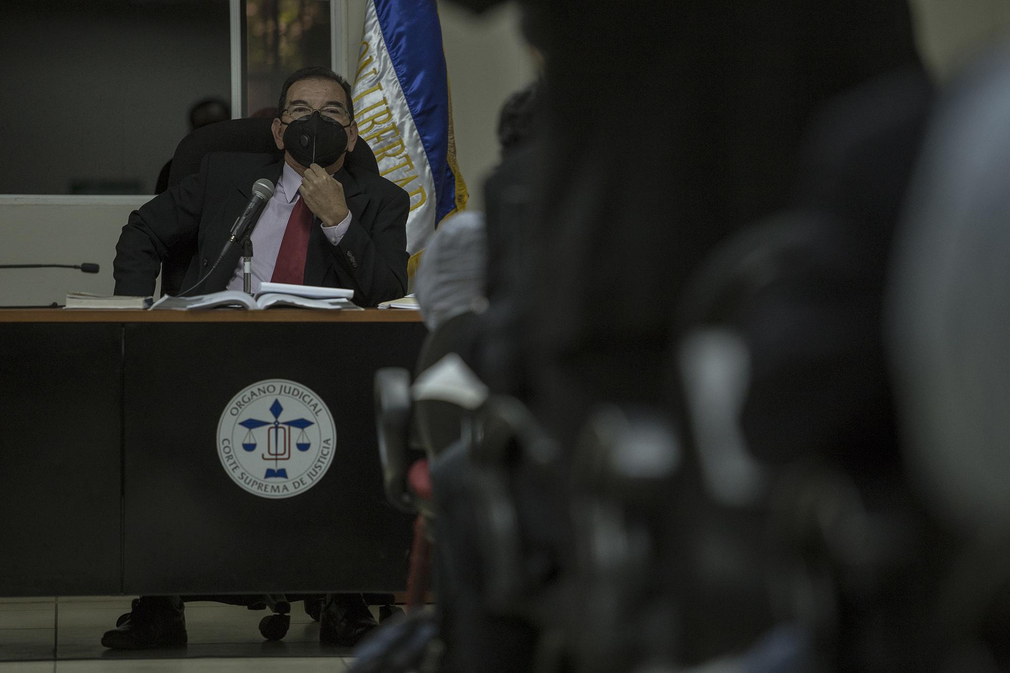 Jorge Guzmán, juez del caso El Mozote y lugares aledaños, escucha a representantes de gobierno, durante audiencia donde se coordinó la inspección de archivos militares, relacionados a los operativos de la Fuerza Armada en diciembre de 1981. 28 de agosto de 2020. 