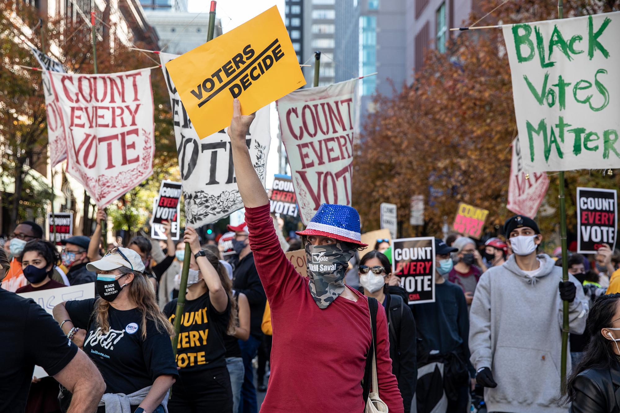 Cientos de personas participan en una protesta a favor del recuento de todos los votos en la elección presidencial estadounidense, el 5 de noviembre de 2020 en Filadelfia, Pensilvania. Chris McGrath / Getty Images / AFP