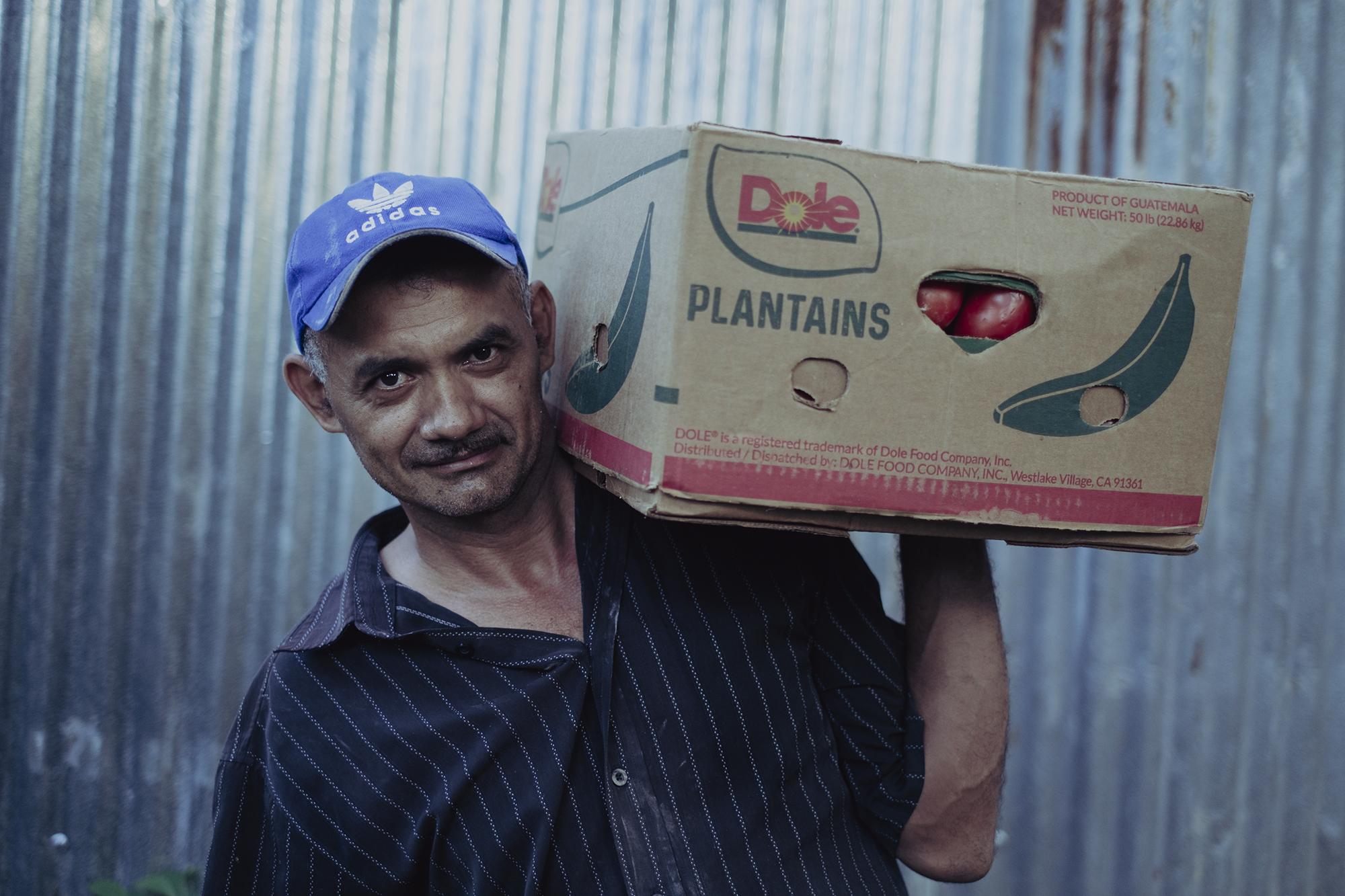 Omar López, de 42 años, es un agricultor salvadoreño residente de Arcatao. La tierra que cultiva está en territorio hondureño y desde que se cerraron los pasos, debido a la cuarentena, ya no pudo cosechar maíz y frijol para vender. Foto de El Faro: Carlos Barrera