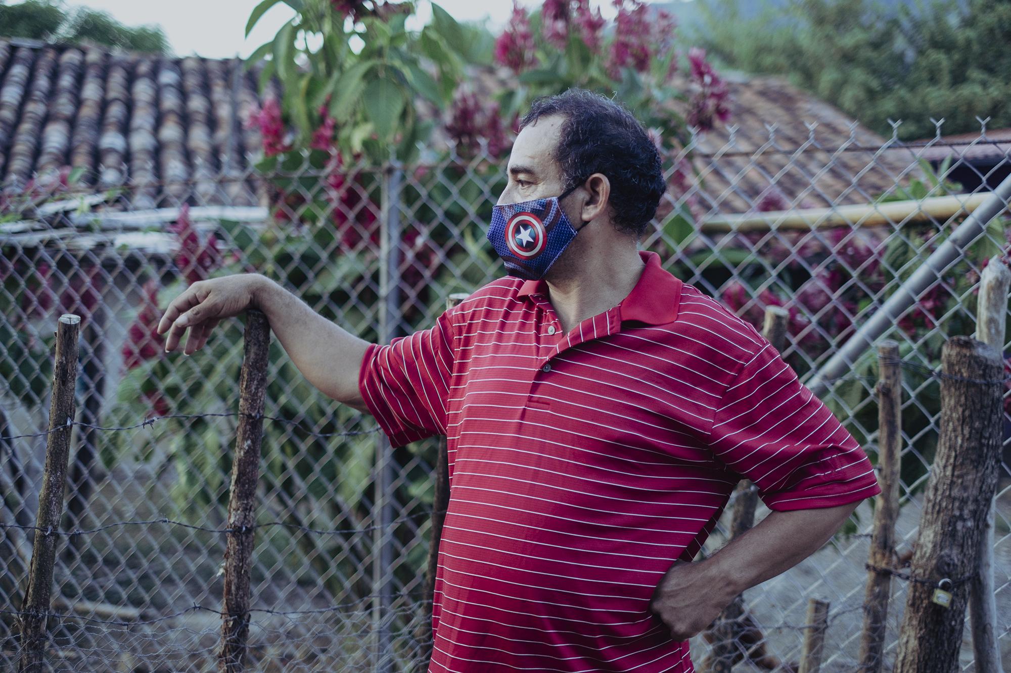 Alfredo López, de 45 años, en la entrada de la casa de su madre, caserío Los Chavarría, Arcatao. López fue detenido por la Policía el 21 de octubre, acusado de contrabando. Foto de El Faro: Carlos Barrera