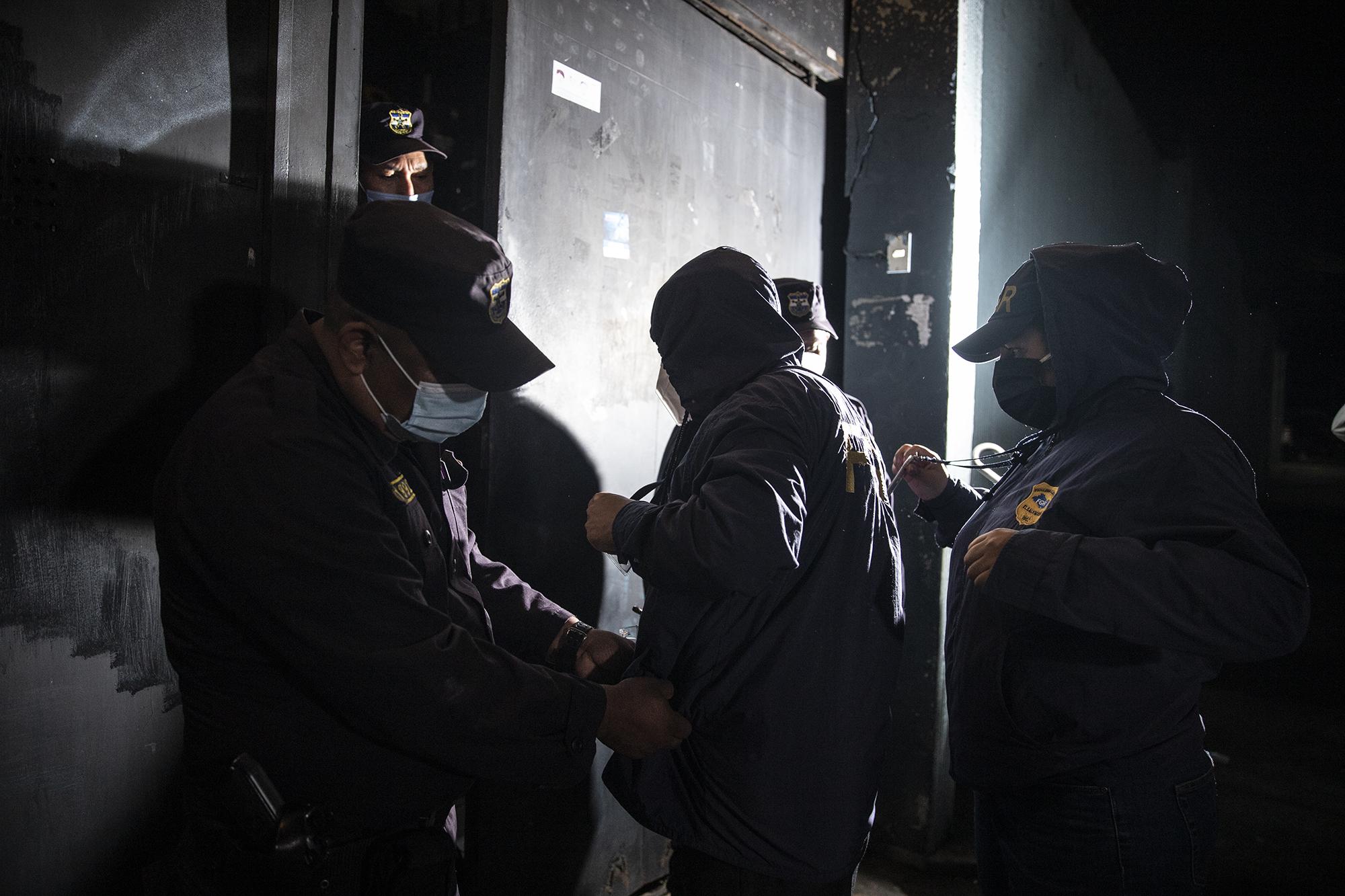 Agentes de la PNC registran al personal de la fiscalía durante su ingreso a las instalaciones del Ministerio de Salud. Foto de El Faro: Carlos Barrera