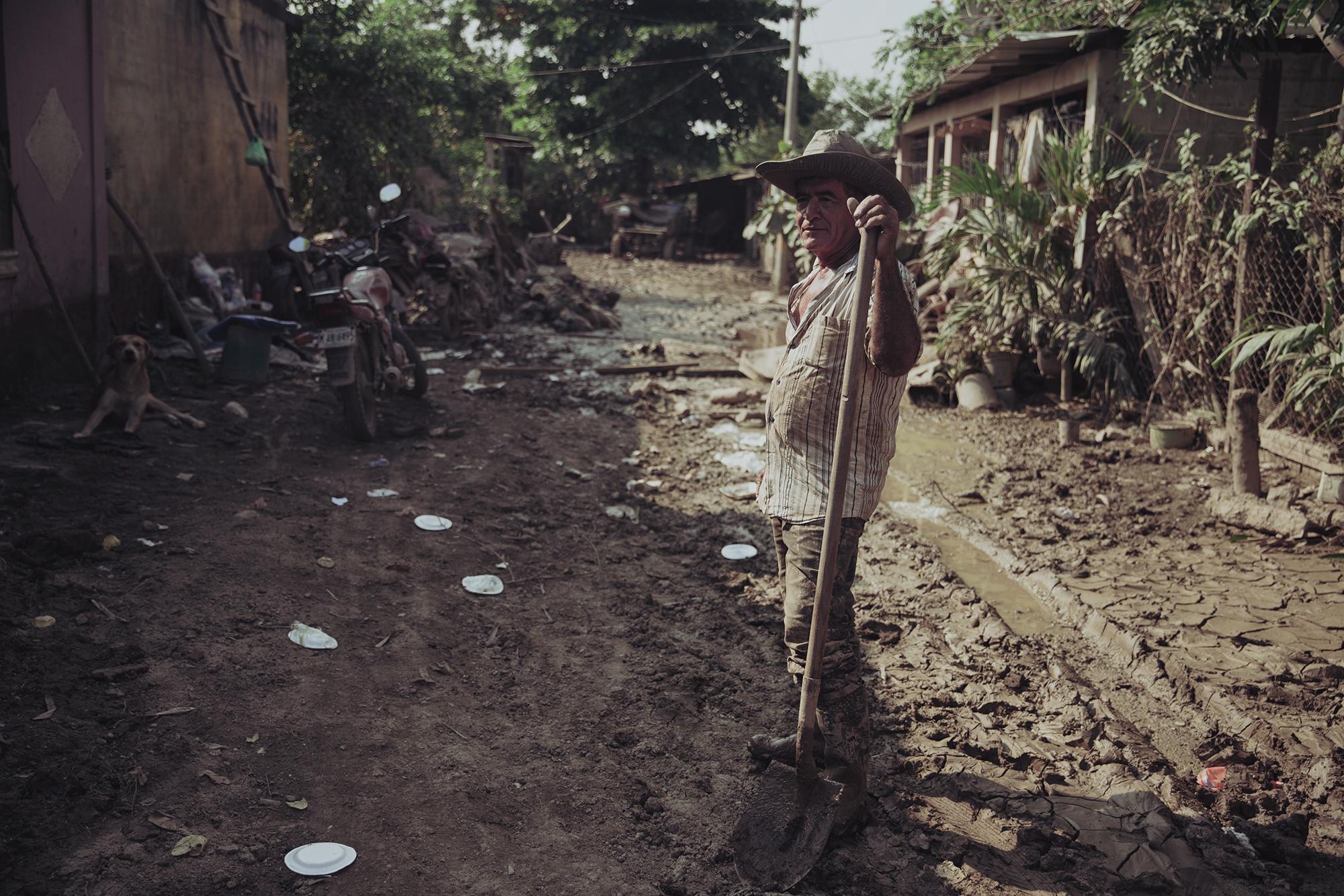 Santos Bardales tiene más de 20 años de vivir en la comunidad Cerrito Lindo del sector Rivera Hernández. Santos lo perdió todo durante la tormenta Eta, su viejo pick up quedó inundado y su casa totalmente cubierta de lodo. 