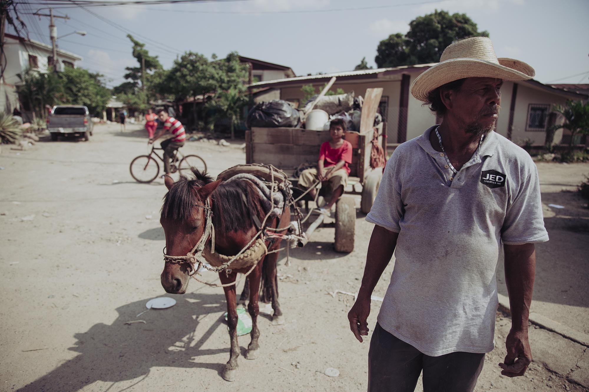Ramón Martínez vivía en la comunidad 22 de septiembre, en el municipio de La Lima. Durante la tormenta Eta lo perdió casi todo y ahora vive en el separador de la autopista entre San Pedro Sula y Progreso. 