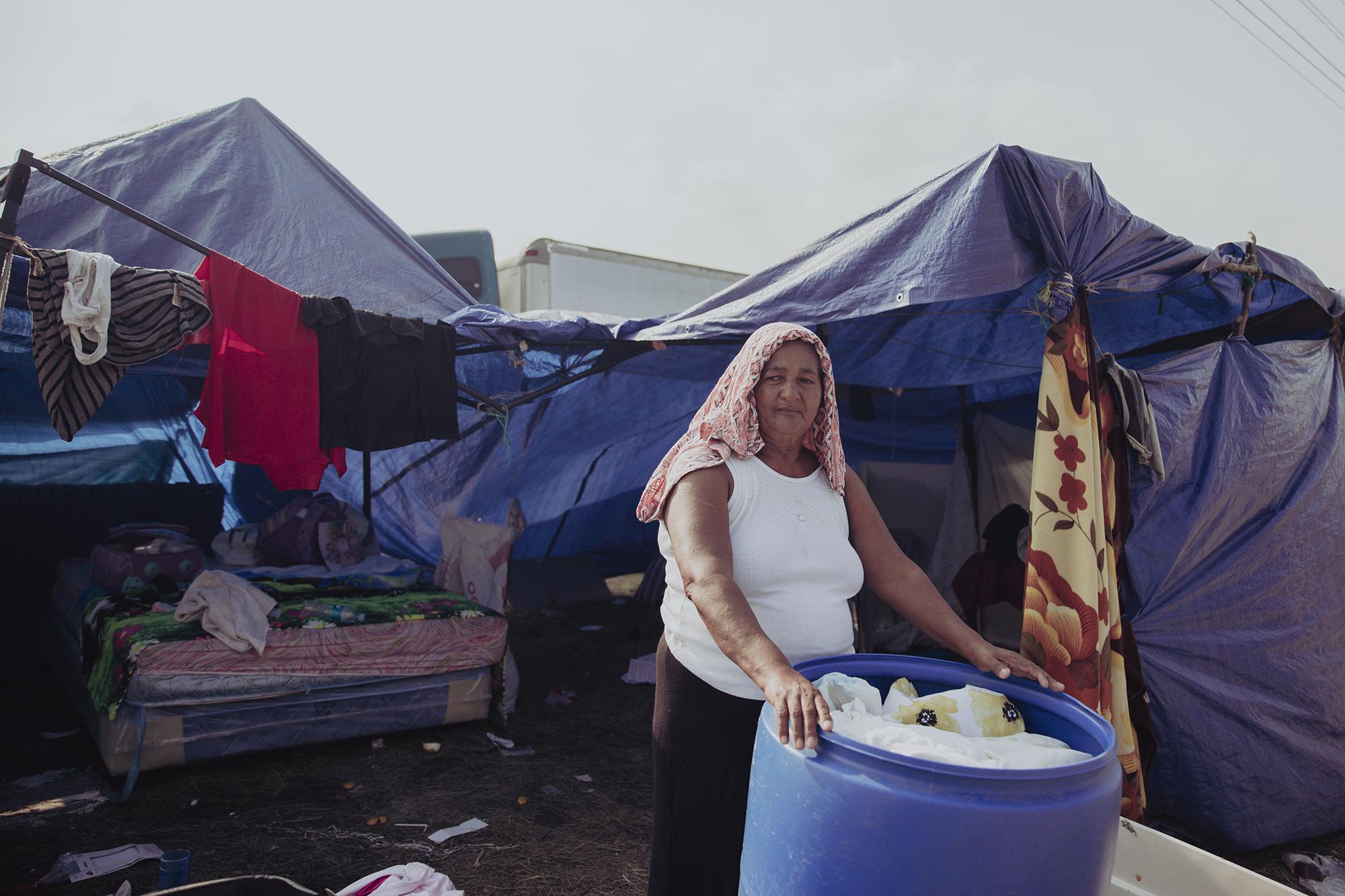 Dubis Vanegas, de 62 años, vivía en la comunidad 23 de septiembre del municipio de La Lima. Tuvo que salir de su comunidad debido a la inundación causada por la tormenta Eta. Ahora, es otra de las desplazadas sobre el bulevar San Pedro Sula y Progreso. 