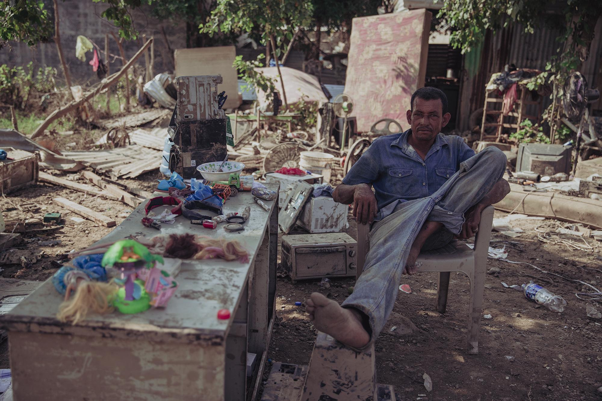 José Santos descansa en lo que quedó de su casa después de la tormenta en la colonia Cerrito Lindo del sector Rivera Hernández de San Pedro Sula. 