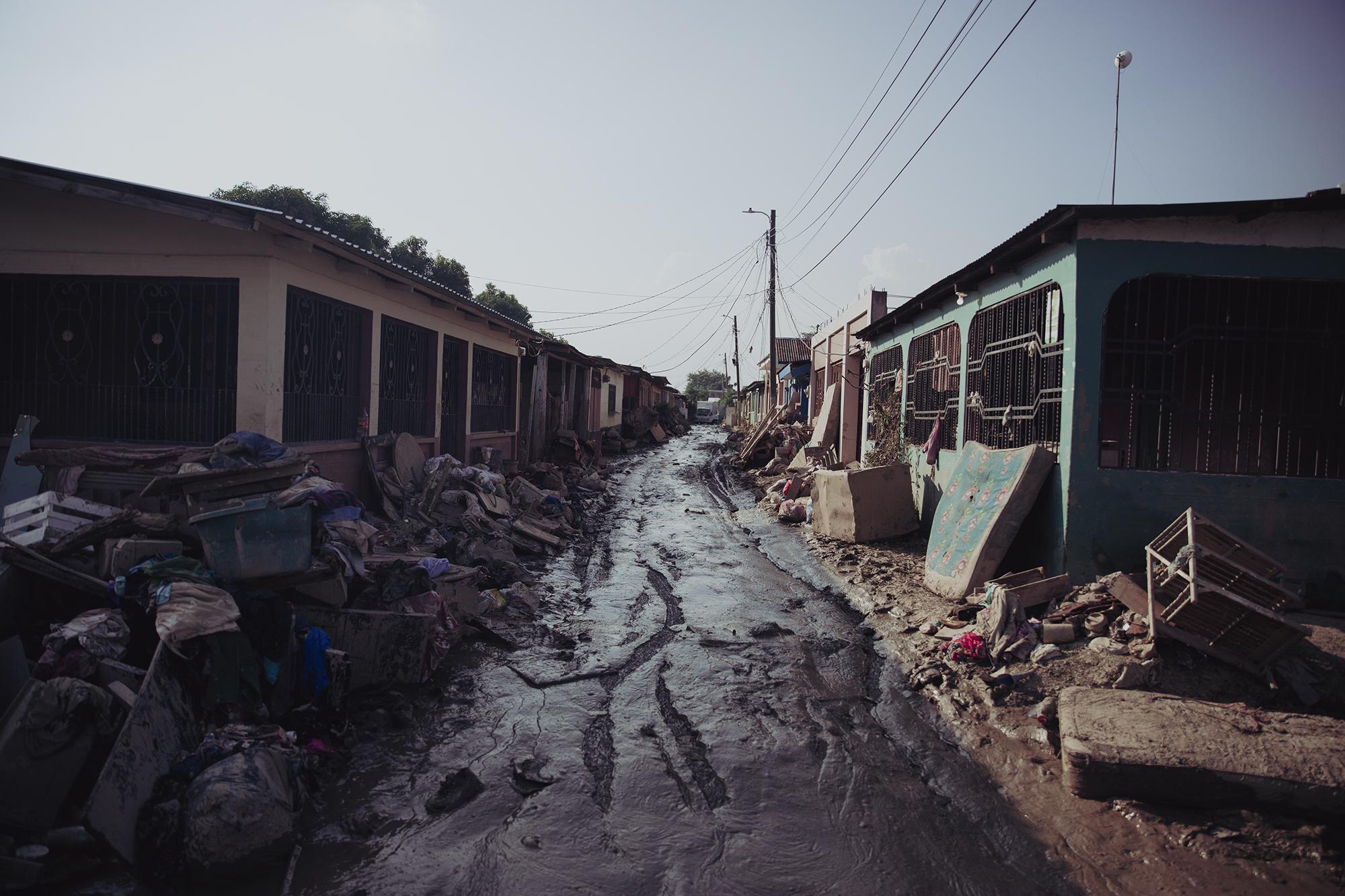 Pasaje de la colonia Cerrito Lindo del sector Rivera Hernández en San Pedro Sula. Después de la tormenta Eta el lugar ha quedado abandonado. Las familias huyeron para buscar un lugar donde vivir, allí dejaron todo lo que el agua alcanzó.