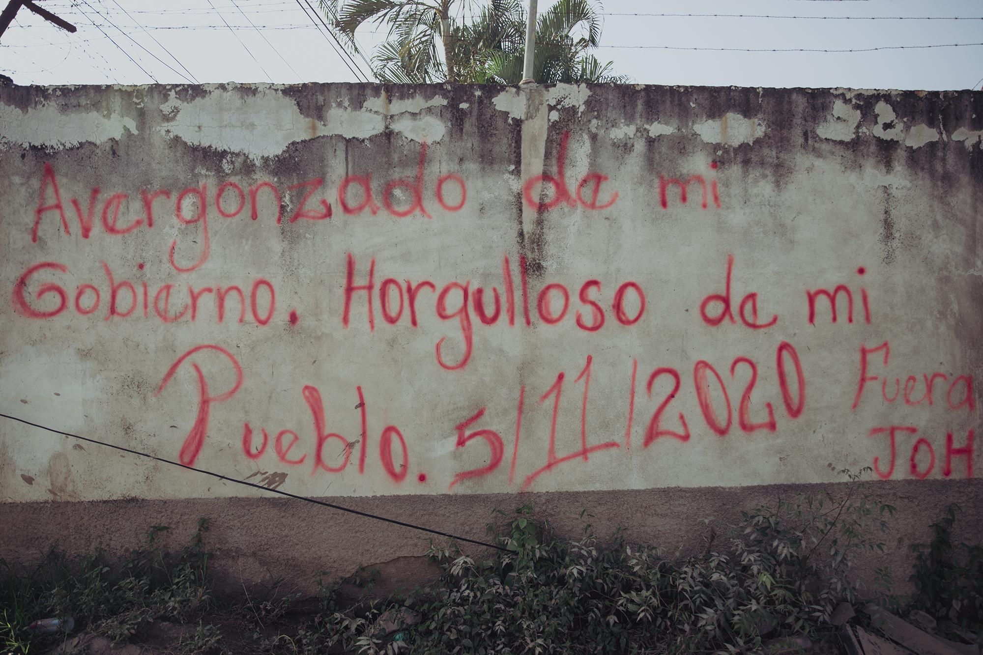 Mensaje pintado en una pared de la Rivera Hernández. Como indica la el mensaje, fue escrito el 5 de noviembre, justo durante la tormenta. Los que quedaron en el lugar lamentan no haber recibido la atención necesaria por parte del Estado.