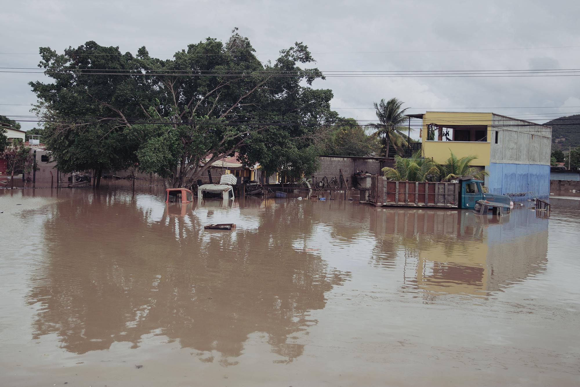 Camiones y casas inundadas en el municipio de Pimienta debido al desbordamineto del río Ulúa, uno de los más caudalosos de Honduras. Las pérdidas económicas aún son imposibles de calcular.
