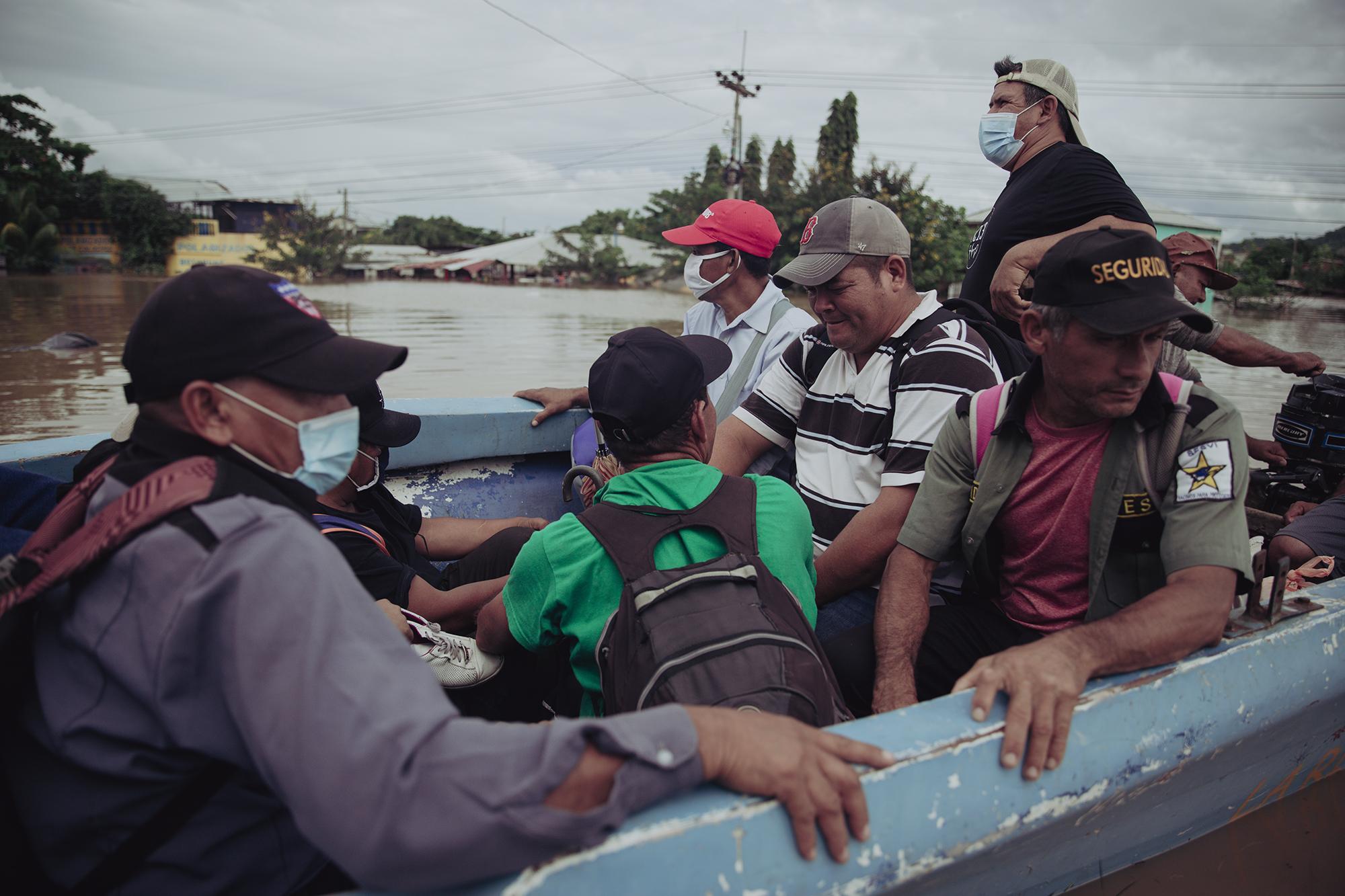 Centenares de personas que trabajan en San Pedro Sula tuvieron que regresar en lanchas hasta sus casas debido al desbordamiento del río Ulúa que inundó la carretera que va de San Pedro Sula hacia Tegucigalpa.