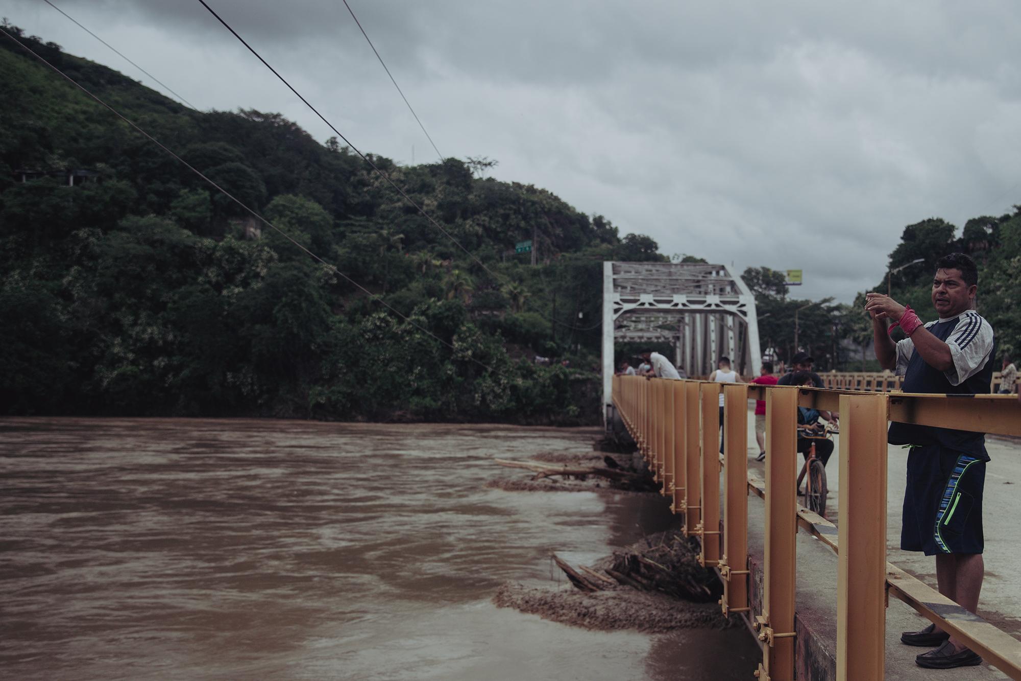 El río Chamelecón destruyó, durante la tormenta Eta, municipios como La Lima y los barrios Rivera Hernández y La Planeta en San Pedro Sula. Después del primer día de lluvia causada por el huracán Iota el río se desbordó en el barrio y puente que lleva su mismo nombre, Chamelecón.
