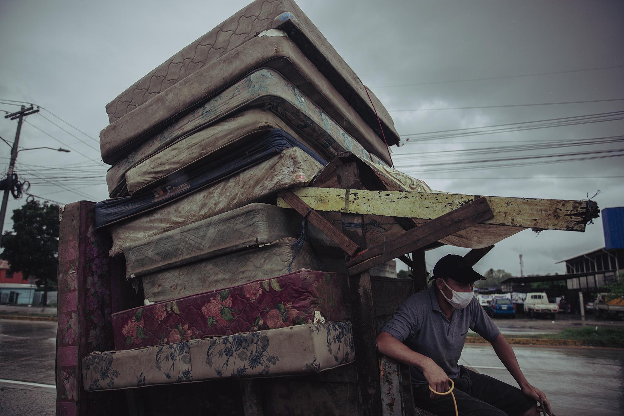 Edwar Paz es residente en la colonia La Planeta, o lo que queda de ella en San Pedro Sula. Durante las primeras horas de lluvia del huracán Iota, Edwar llevaba a reparar las camas que Eta dañó. Él y su familia se quedaron sin camas y sobreviven refugiados en el bulevar San Pedro Sula y Progreso.