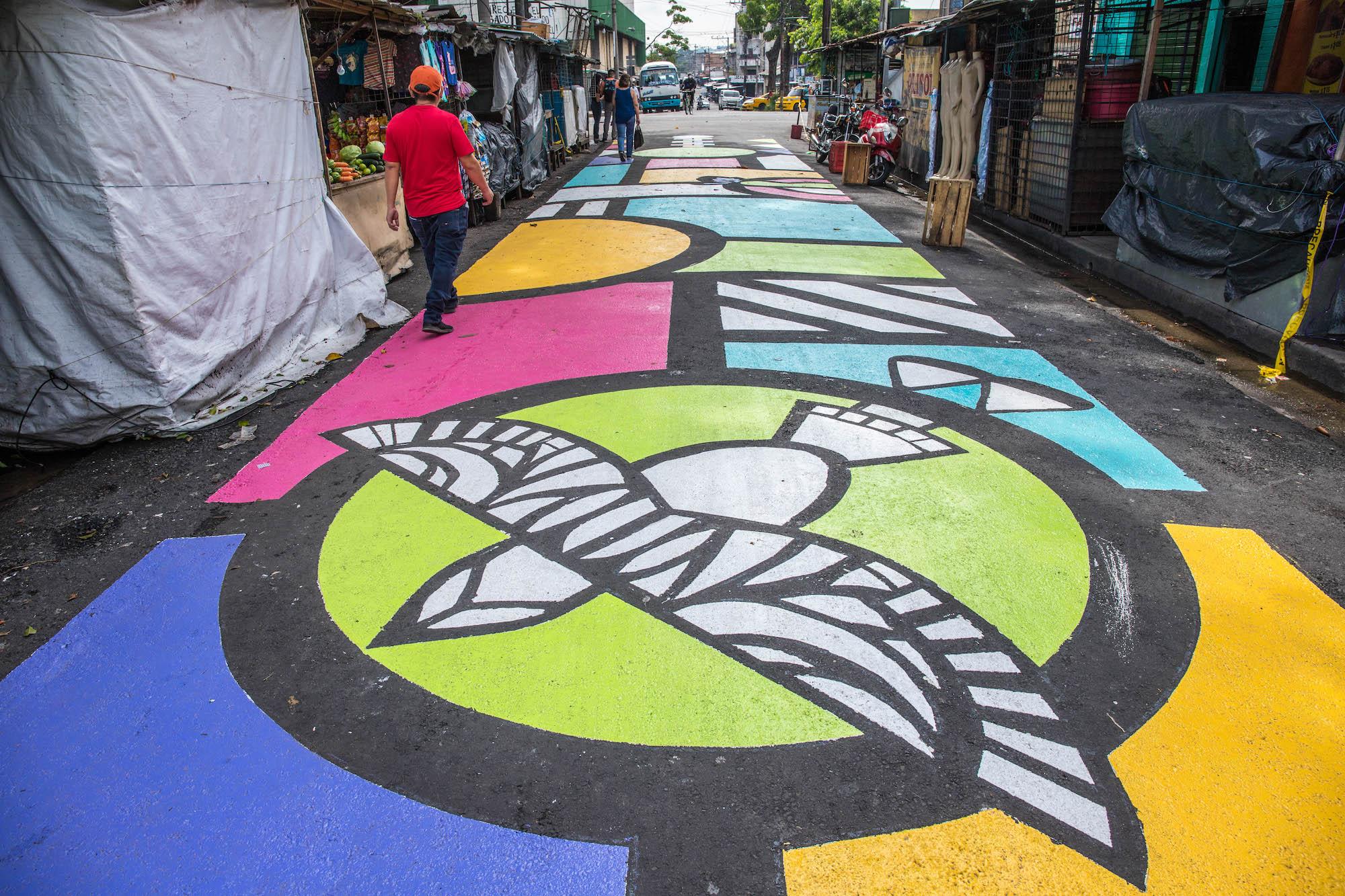 Mural elaborado sobre la calle Delgado en el centro de San Salvador, a cargo del artista salvadoreño Rodo Díaz. Foto cortesía de Glasswing.