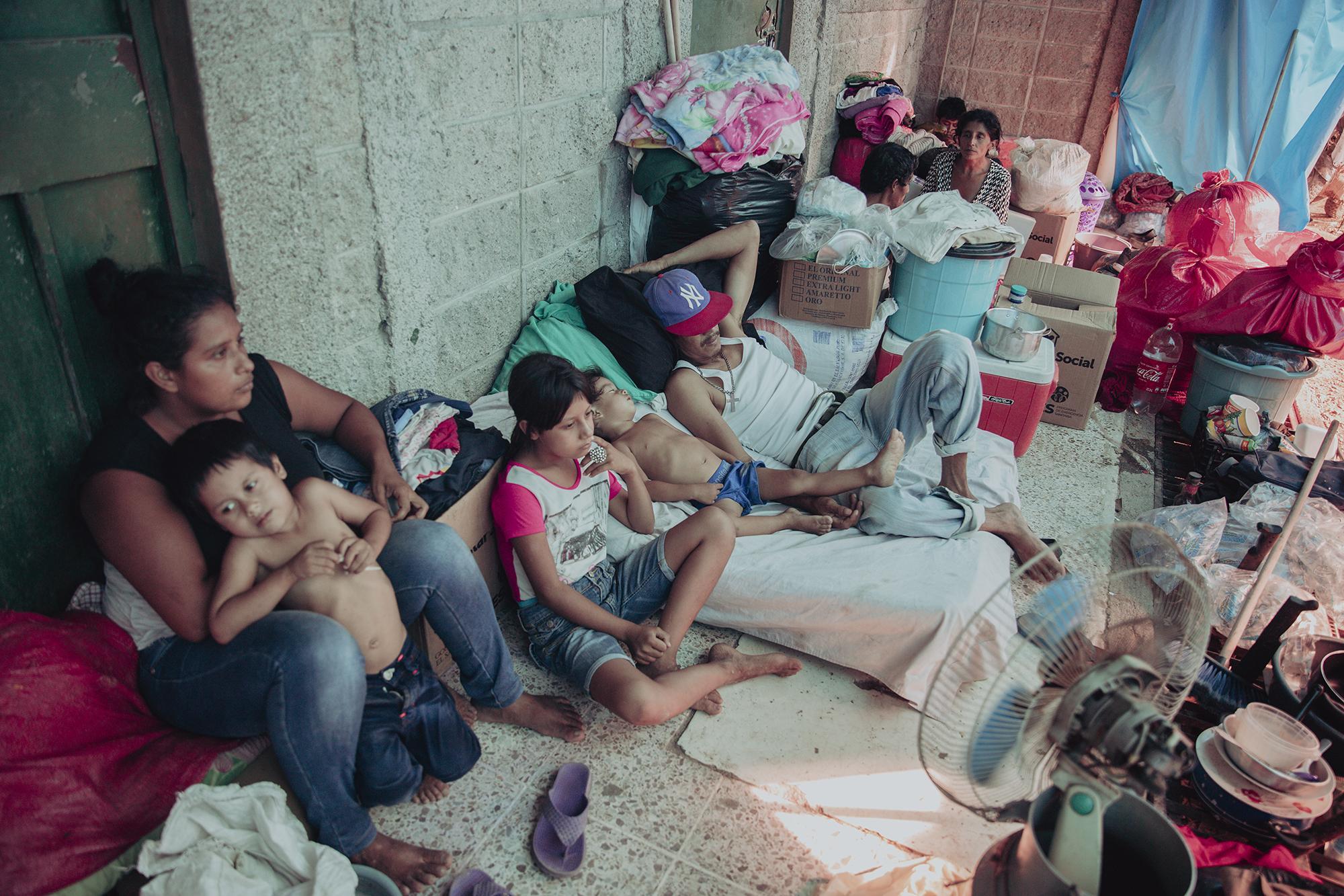 The Hernández family, which at the time of this picture had stayed at the shelter for 13 days, lived in the López Bonilla community in Baracoa until overflows from the Chamelecón during Eta caused thousands of families to abandon their homes. Most of those at the shelter had a cough. Some, though, were very sick and sapped of energy. No one had been tested for the virus. Photo: Carlos Barrera/El Faro