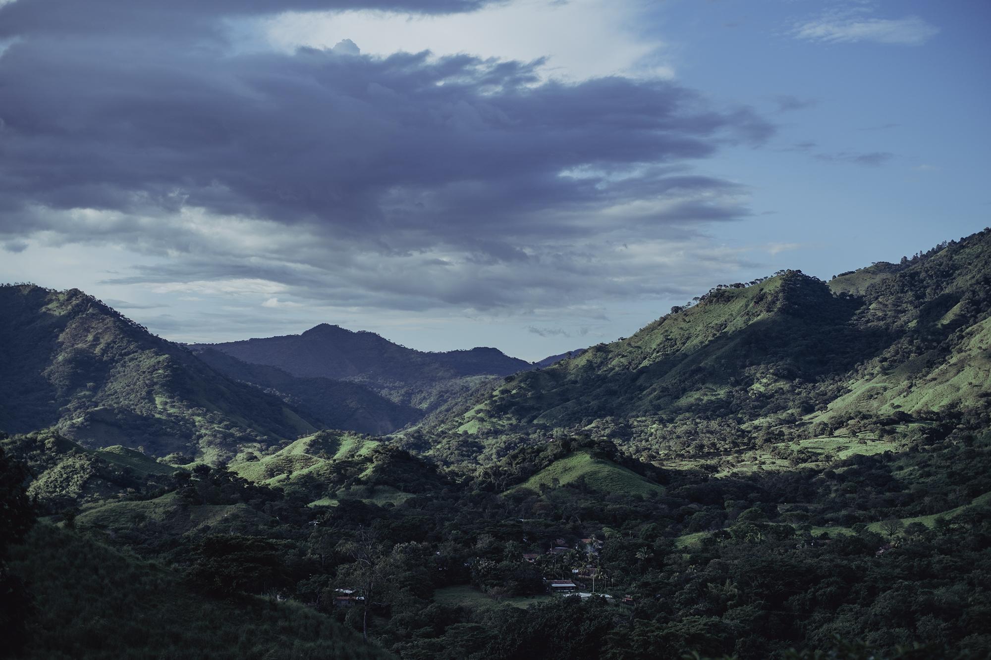 View from Arcatao towards the hamlet of Sazalapa in Honduras. Most of the area inhabitants travel frequently between the two countries to work or shop. Photo by Carlos Barrera / El Faro.