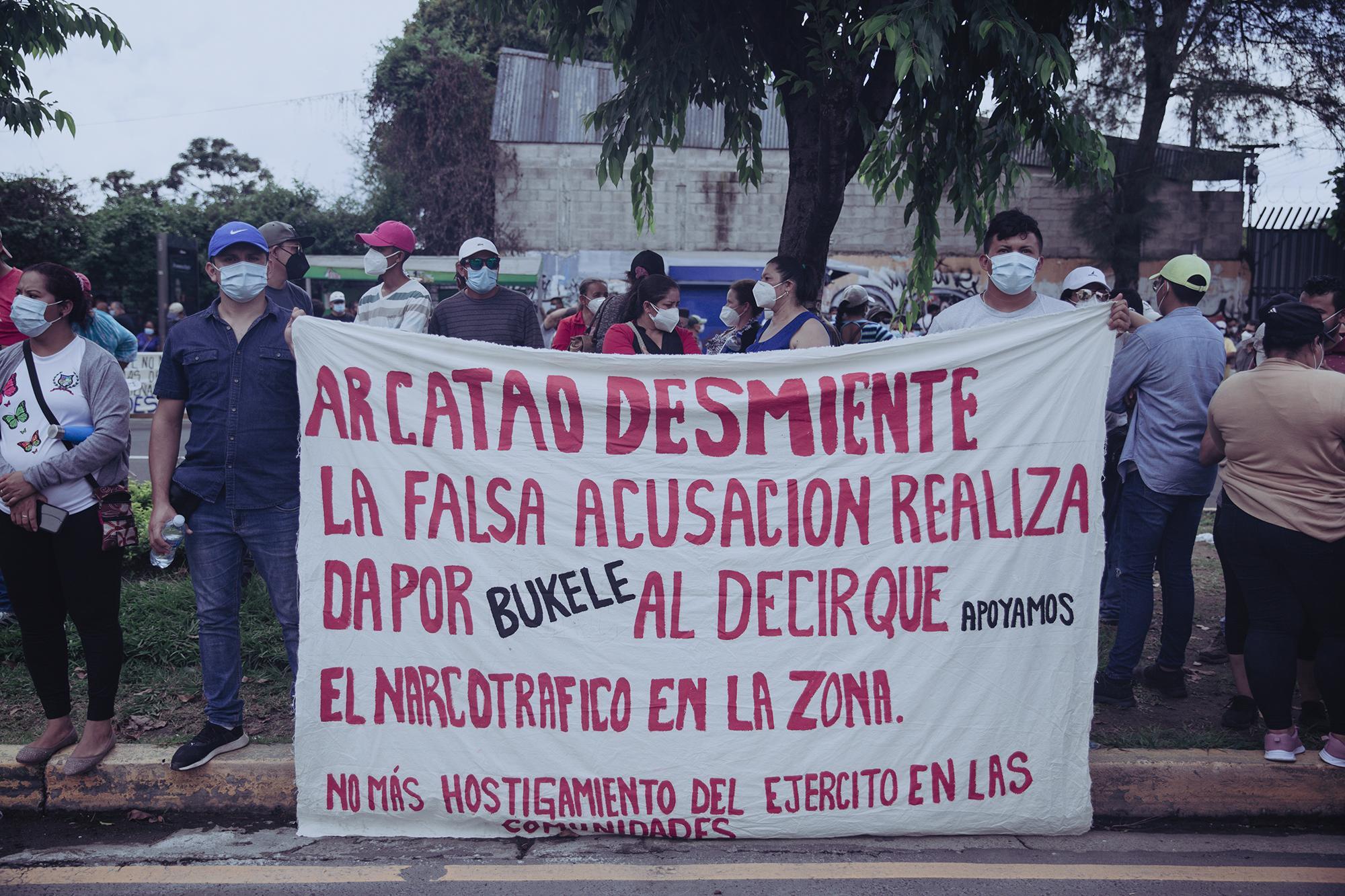 Arcato residents Manuel Avilés and Franklin Amaya participated in a demonstration on October 28 in front of the Ministry of Finance in San Salvador, demanding disbursement of the FODES funds for the municipalities. Photo by Carlos Barrera/ El Faro.