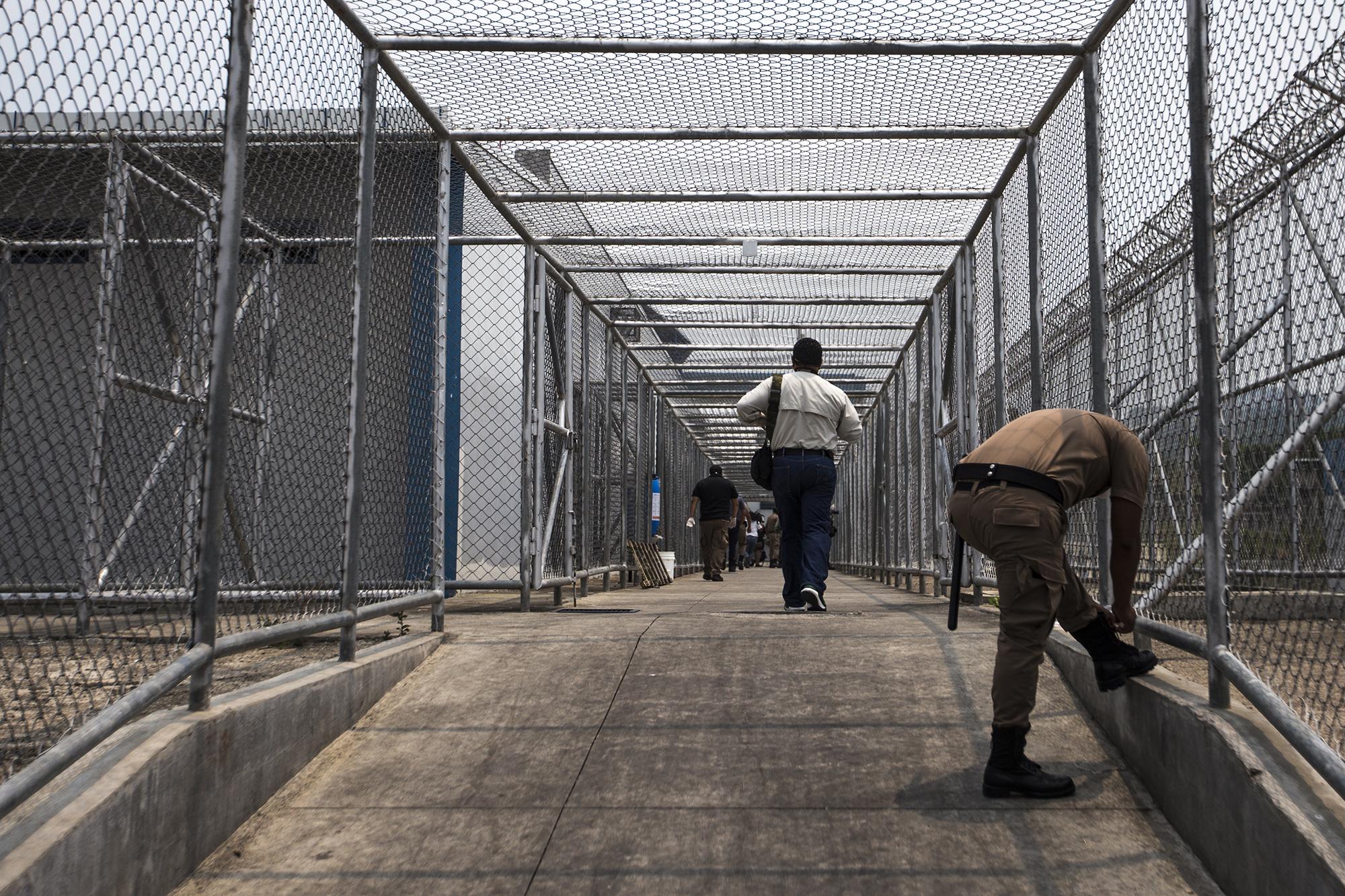 Entrada principal a la Fase III del Centro Penitenciario de Izalco, en el departamento de Sonsonate. Foto de El Faro: Víctor Peña.