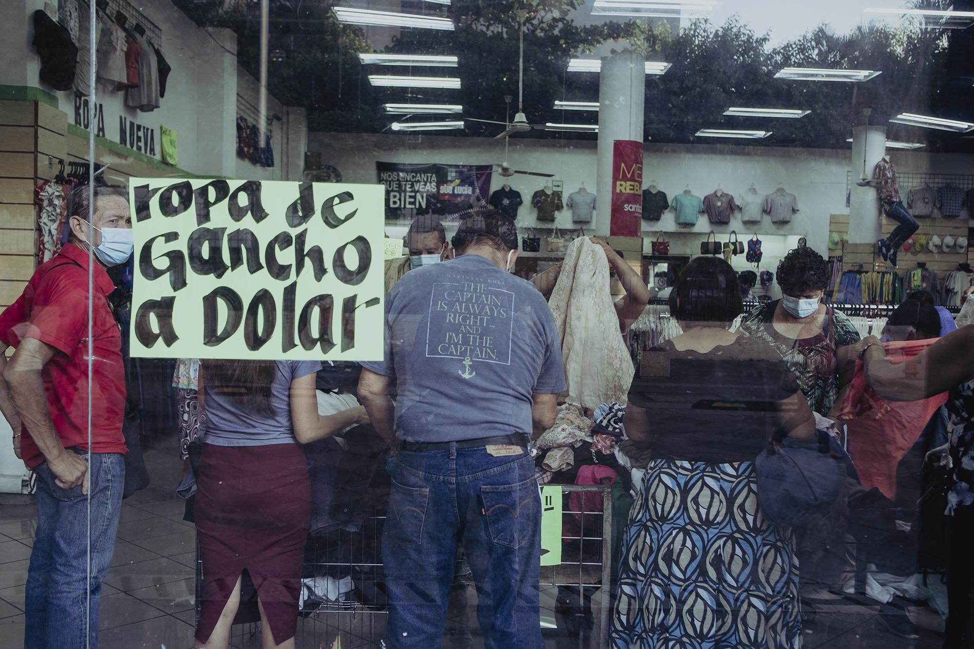 Los negocios de ropa usada son muy comunes en el centro de San Salvador, los días de ofertas los locales se abarrotan de personas que pasan durante minutos juntos y revolviendo la ropa, el local no ofrece ninguna medida de seguridad para la prevención de la COVID-19.