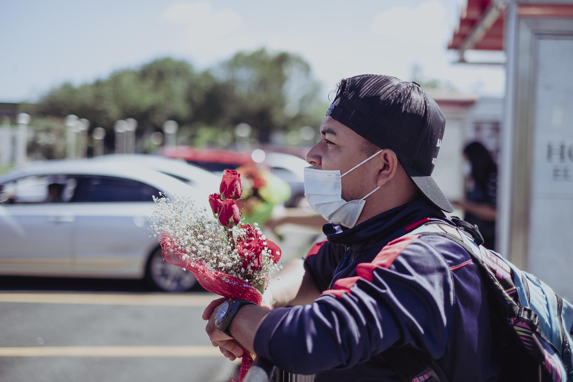 José Puentes esperó con un ramo de rosas la salida de alta de su madre del Hospital El Salvador, la mujer de 56 años pasó 15 días en cuidados intensivos debido a los efectos de la COVID-19. 