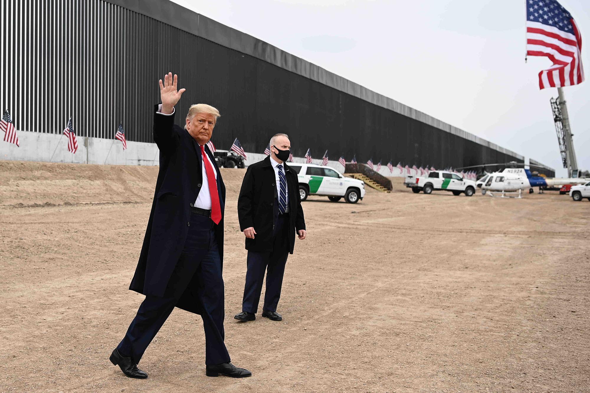 El presidente de los Estados Unidos, Donald Trump, saluda después de hablar y recorrer una sección del muro fronterizo en Alamo, Texas, el 12 de enero de 2021. Foto de El Faro: MANDEL NGAN / AFP).