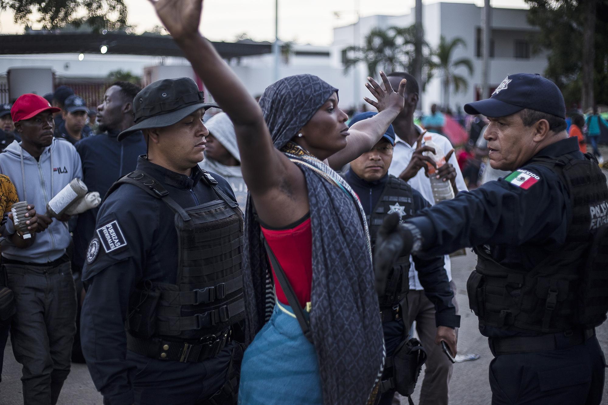 Migrantes africanos protestan frente a la estación migratoria Siglo XXI, en la ciudad de Tapachula, en el estado de Chiapas, México, el 26 de agosto de 2019. Esta imagen es parte del proyecto Frontera Sur. Foto de El Faro: Víctor Peña.