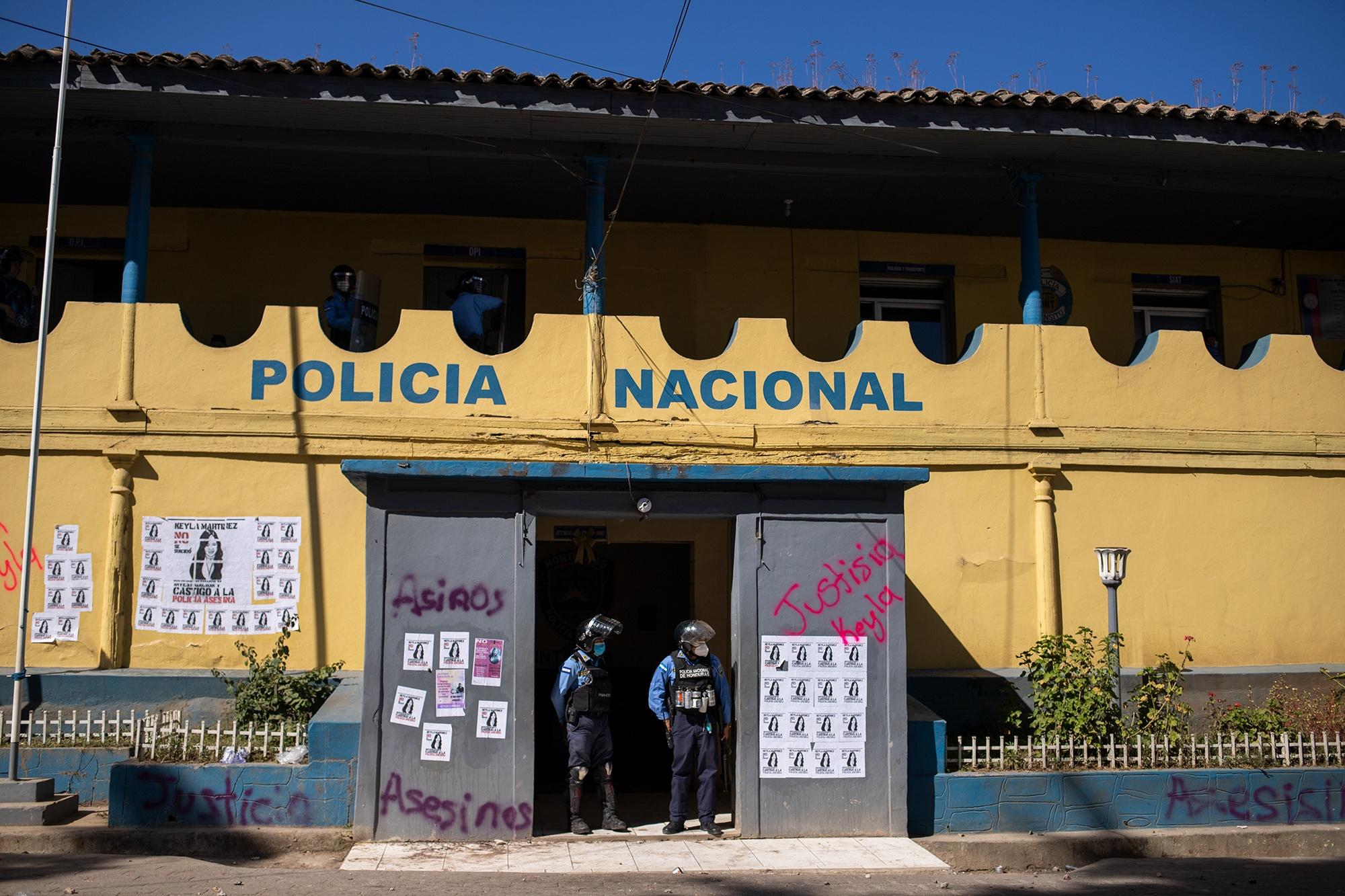 Two PNH agents guard the entrance to the Intibucá police station during the stand-off with protesters. La Esperanza, Intibucá. February 8, 2021. Photo: Martín Cálix/Contracorriente
