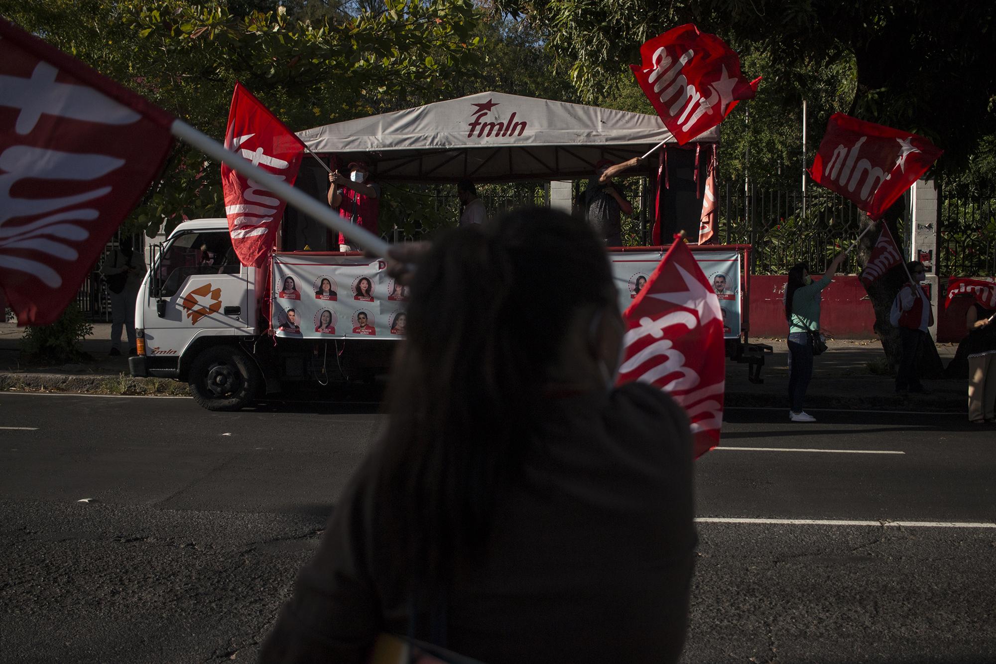 El 24 de enero de 2021, la militancia y algunos dirigentes del partido FMLN, se plantaron frente a la Universidad de El Salvador para alzar sus banderas. En la actividad era más notorio el ruido de los pitos de burla de los automovilistas que pasaban mientras ellos entonaban sus canciones de protesta. Foto de El Faro: Víctor Peña. 