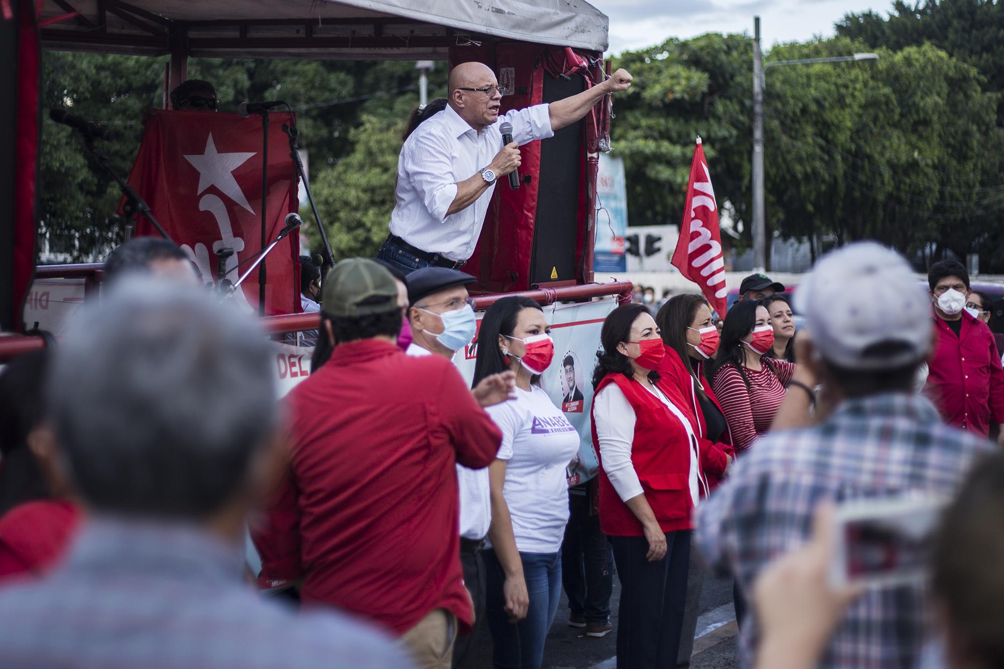Rogelio Canales, candidato a la alcaldía de San Salvaor por el partido FMLN durante su discurso en el cierre de campaña. Esta actividad no reunió a más de 100 personas en la plaza Barrios de San Salvador, el martes 23 de febrero. Foto de El Faro: Víctor Peña. 