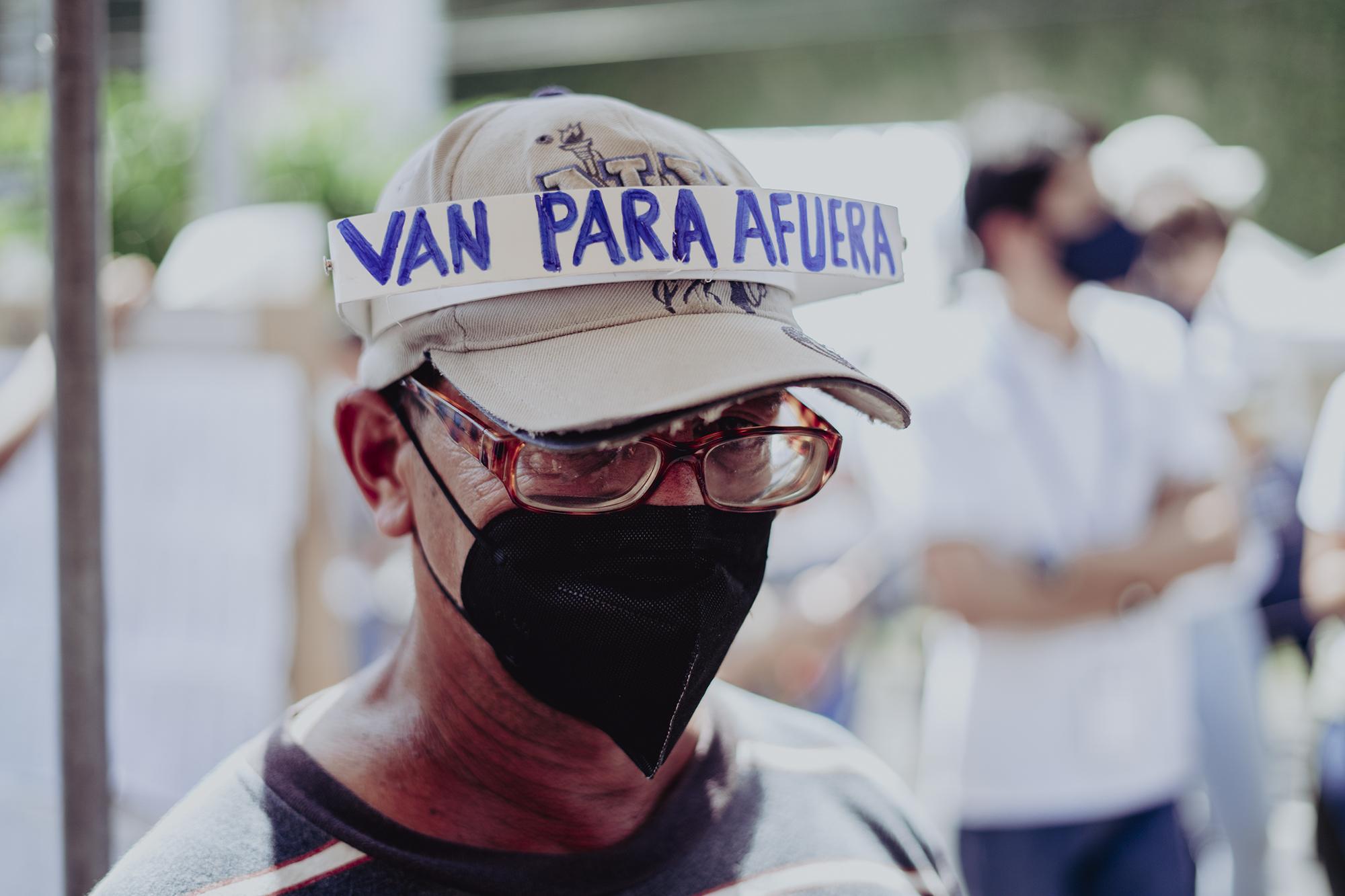 Carlos Calleja, de 62 años, llegó al centro de votación Bulevar del Hipódromo con el mensaje 