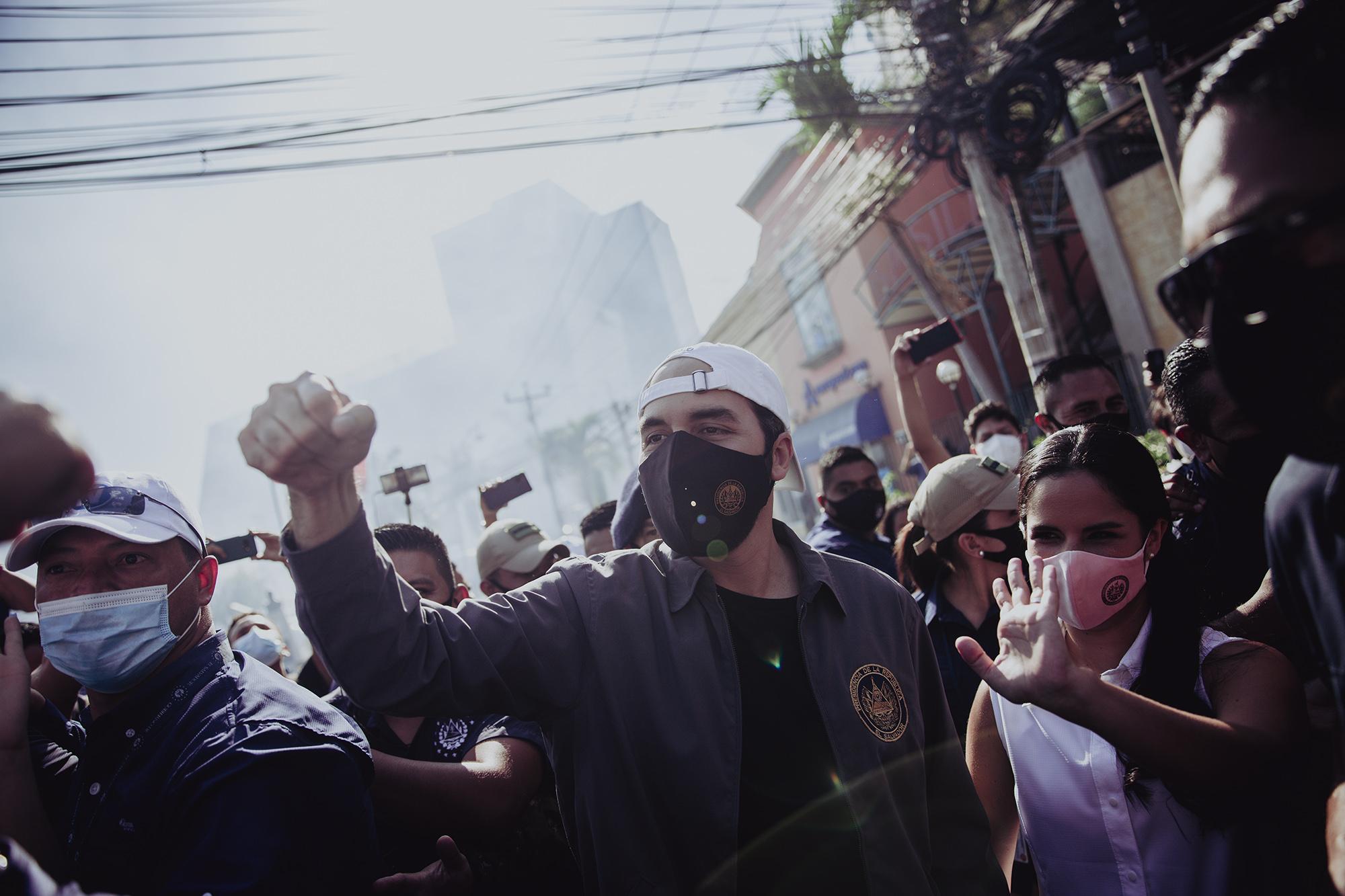 El presidente de El Salvador, Nayib Bukele, llegó al centro de votación Bulevar del Hipódromo para ejercer su voto, en el lugar lo esperaban decenas de simpatizantes que lo deseaban ver y saludar. Foto de El Faro: Carlos Barrera