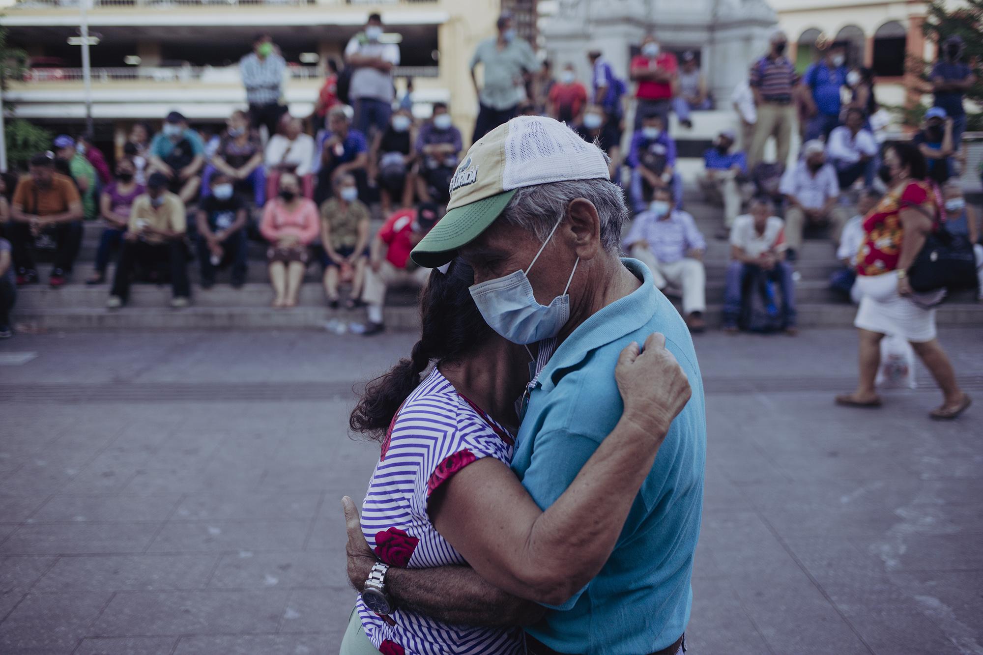 Roberto Blanco, de 74 años, baila con su esposa, Juana de Blanco, en la plaza Morazán del Centro Histórico de San Salvador. Foto de El Faro: Carlos Barrera