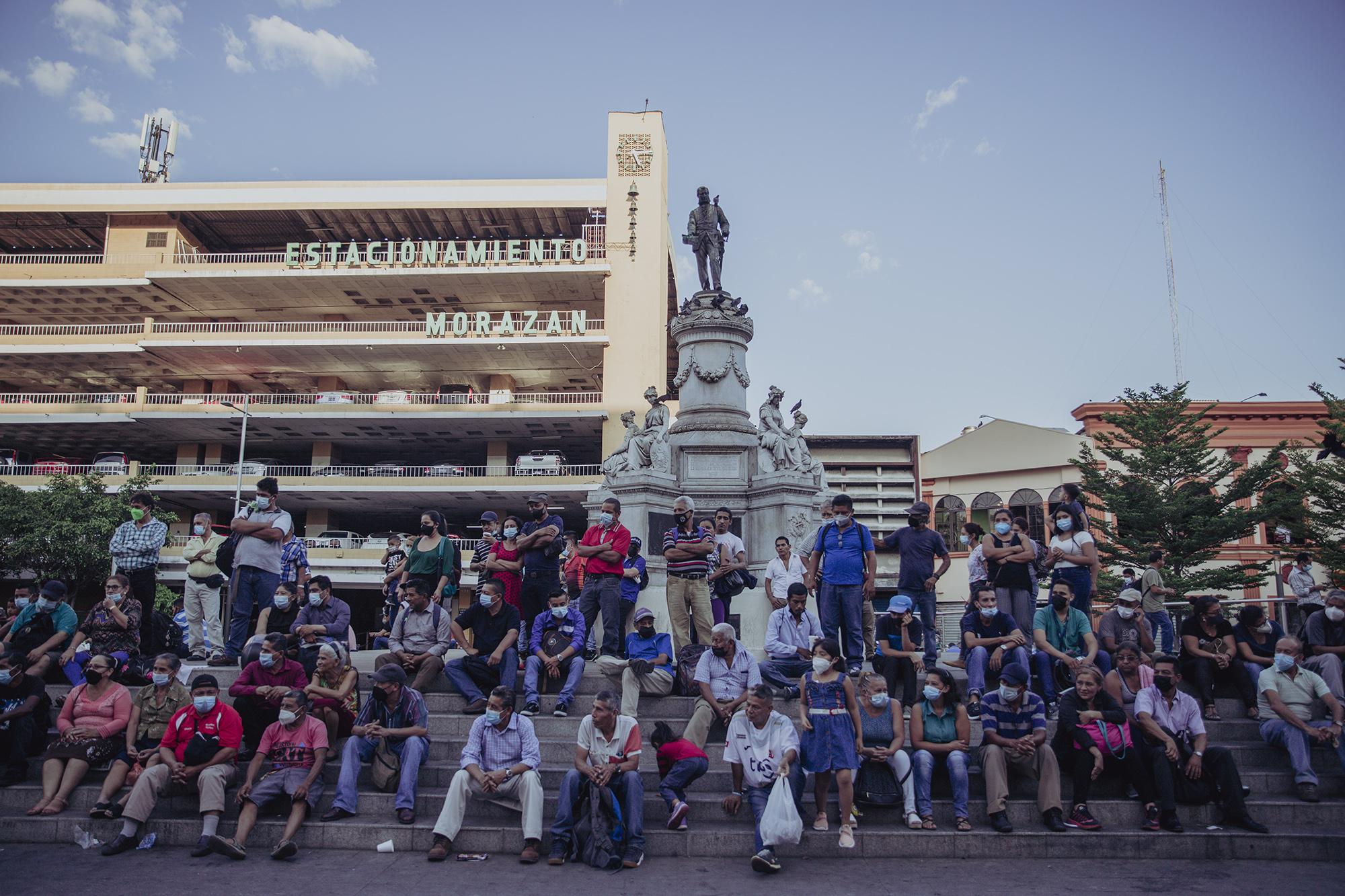 Decenas de personas se acumularon en el centro de la plaza Morazán para poder escuchar música de un artista callejero. Foto de El Faro: Carlos Barrera