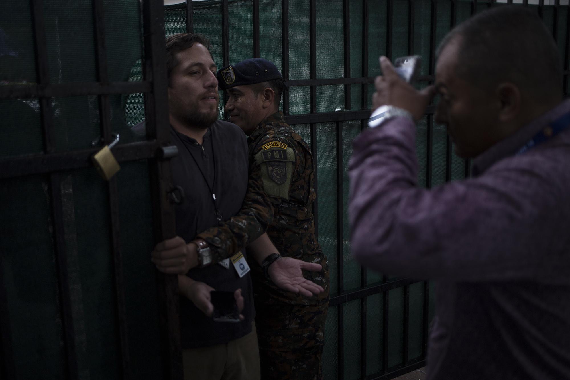 El Faro's Gabriel Labrador, left, detained by the Presidential General Staff at Casa Presidencial on September 6, 2019. Officers denied access to a press conference to two journalists from El Faro and one from Revista Factum after the president, bothered by off-mic follow-up questions, argued that they should learn how to "behave" during press conferences. Photo: Víctor Peña/El Faro