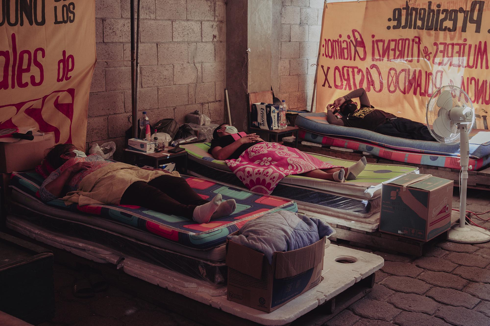 Lucía Torres, Nuria Martínez, José Rivas tras 64 días de huelga de hambre, en esos días padecieron de algunas enfermedades como retención de líquidos, desarrollo de hipertensión. Únicamente tomaron suero, agua y algunos batidos energéticos. 