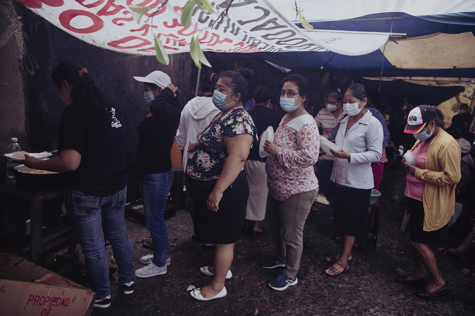 El 3 de septiembre de 2020, las mujeres de Florenzi hacían una fila para recibir alimentos, de lo poco que tenían en esas fechas: huevos, frijoles, tortillas.  Se juntaban bajo toldos, bajo la lluvia, a la orilla de la Calle al Matazano, frente a las instalaciones de la fábrica.