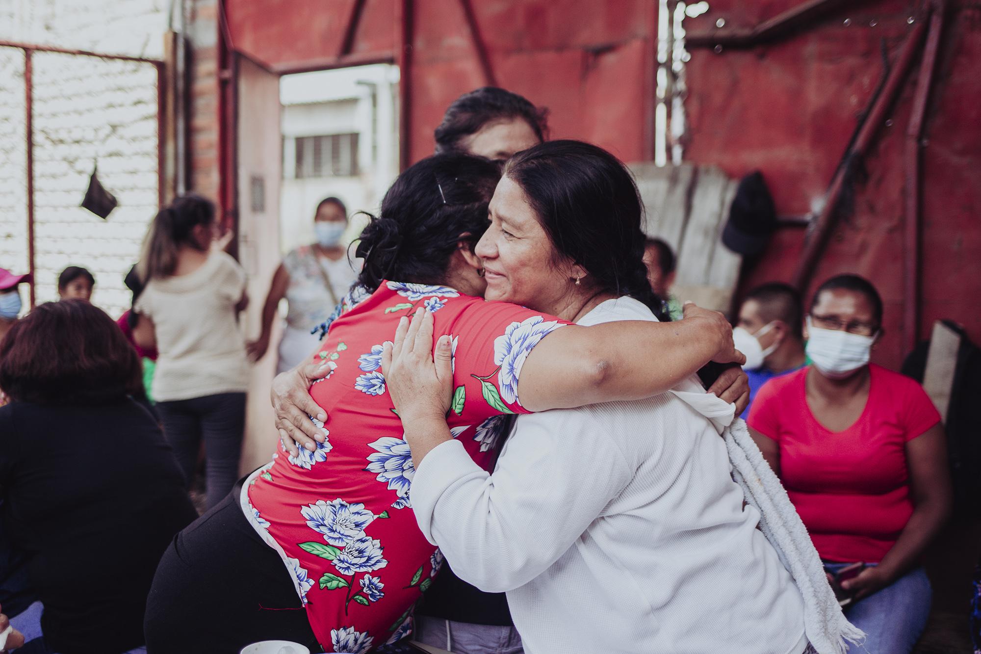 Janira Rodríguez y Maritza Ramírez se abrazan el día de sus cumpleaños. Las dos mujeres han permanecido desde el primer día del campamento de trabajadoras. 