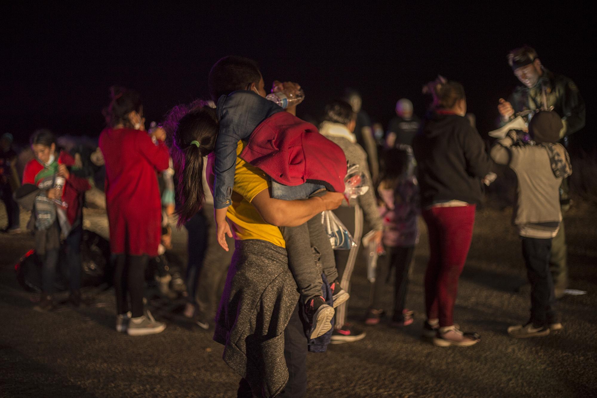 In the span of four hours on Friday evening, March 26, some 300 undocumented adult migrants, most traveling with one or two minors, crossed the border between the cities of Miguel Alemán, Tamaulipas and Roma, Texas to turn themselves in to the U.S. Border Patrol. Accompanying the group were around 20 minors traveling on their own.