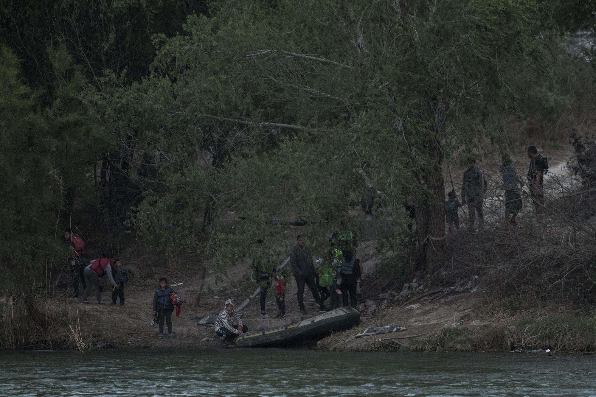In the afternoon on Saturday, March 28, a large group of undocumented Central Americans attempted to cross the Rio Grande on the outskirts of Miguel Alemán, a border town in the northeastern Mexican state of Tamaulipas. The coyotes spotted Border Patrol agents keeping watch on the U.S. side of the river and retreated. There were about 15 people waiting to cross the 102-meter-wide river channel, hoping to reach U.S. soil before Border Patrol boats could intercept them and arrest the coyotes piloting the rafts.