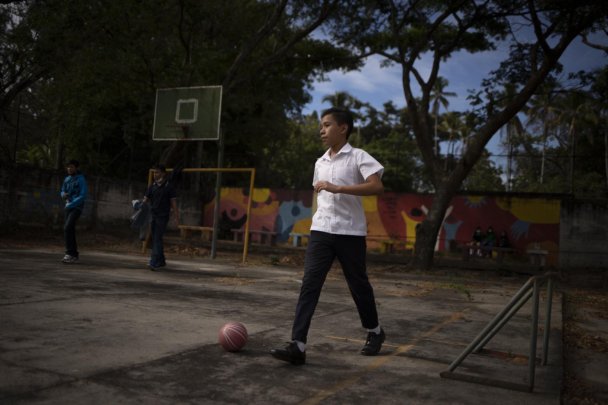 Melvin Vásquez tiene 14 años y cursa séptimo grado en el Centro Escolar República de Brasil, desde que se suspendieron las clases el joven no veía a sus compañeros porque viven en diferentes comunidades,