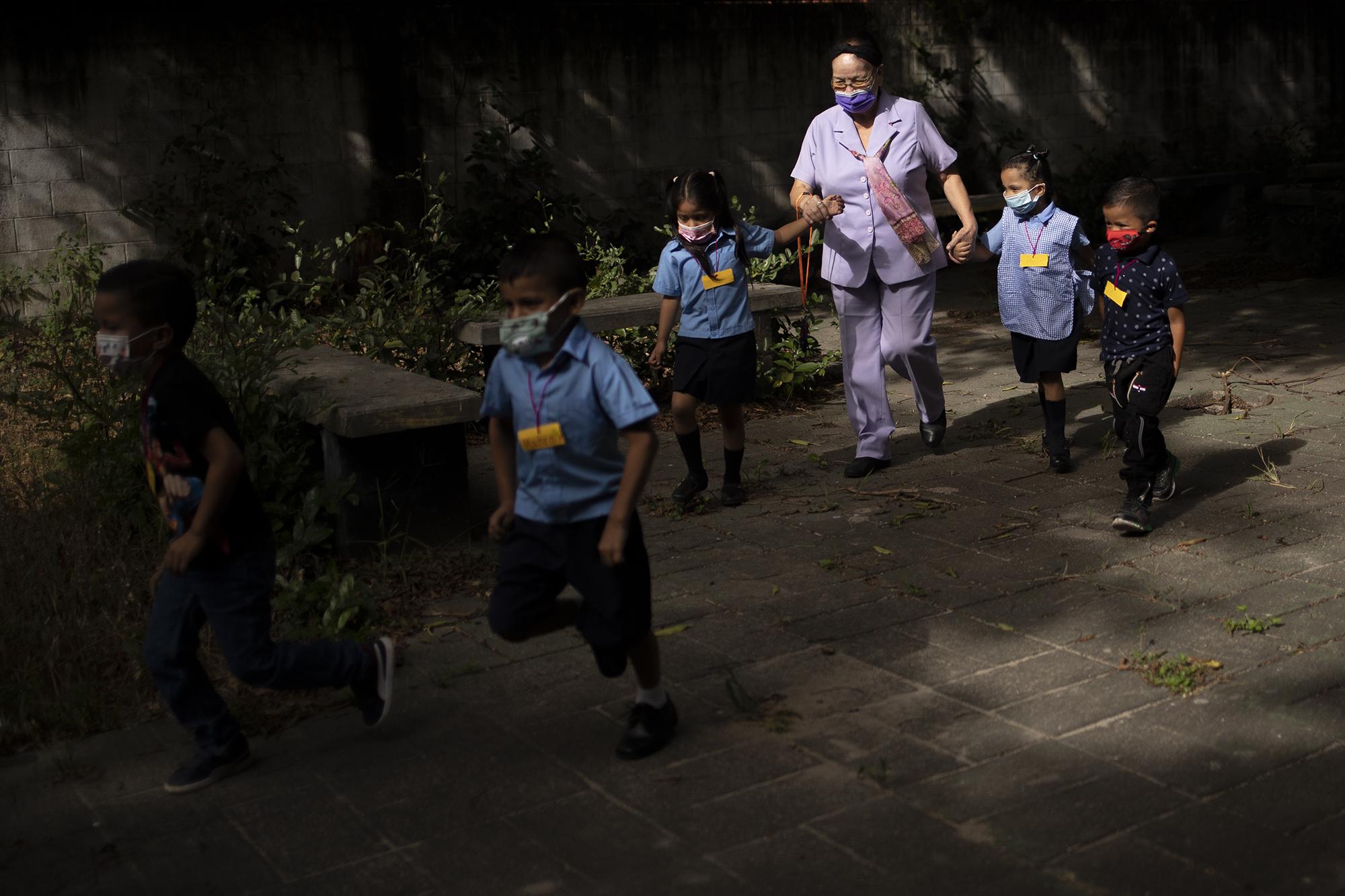 Marina Orellana es maestra de kínder 5 del Centro Escolar República de Brasil, el primer día de clases presenciales la maestra le dio un recorrido al los que por primera vez pisaban una escuela. Según el director, la escuela cuenta con 31 maestros de los cuales 22 fueron vacunados contra el coronavirus el sábado 3 de abril del 2021.