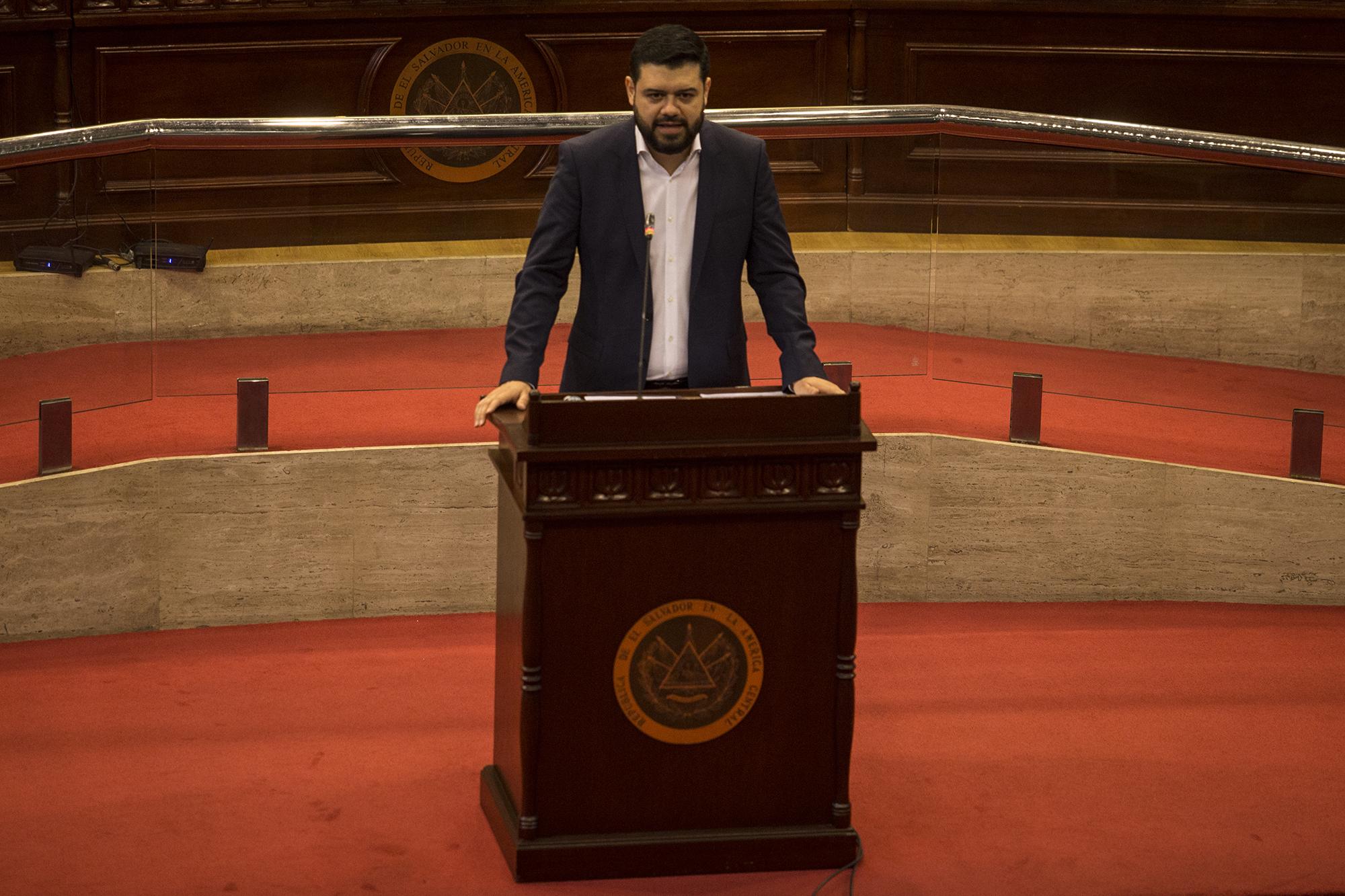 Rogelio Rivas, ministro de Justicia y Seguridad, durante su rendición de cuentas del primer año de gestión. Realizado el 23 de julio de 2020, en el Salón Azul de la Asamblea Legislativa. Foto de El Faro: Víctor Peña. 
