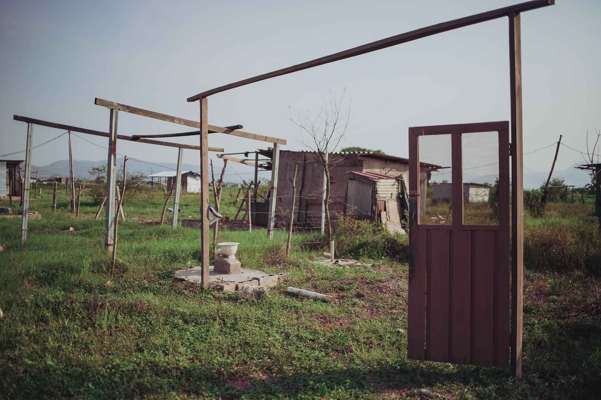 Algunas familias no han podido regresar a la comunidad, la falta de trabajo para comprar materiales de construcción impide que algunas viviendas sean reconstruidas después de la devastación causada por los huracanes Eta y Iota en noviembre de 2020.