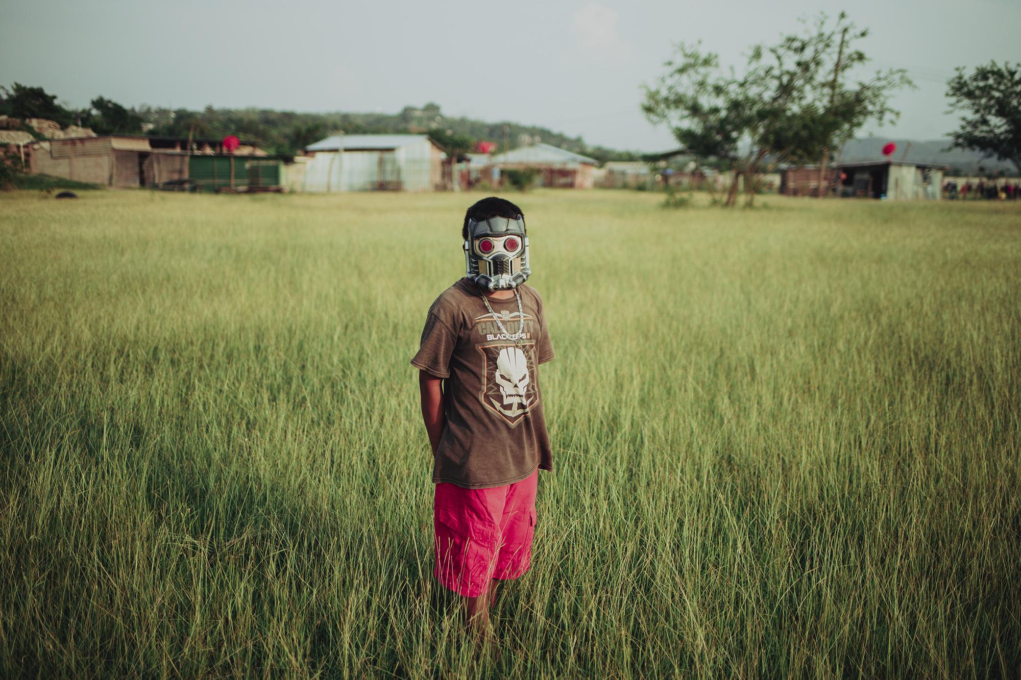Darwin Palacios, de 11 años, vive con sus padres en la Nueva Esperanza 2 y, al igual que la mayoría de niños, no asiste a clases virtuales por falta de dinero en su familia. Mantiene intactos los recuerdos de los huracanes Eta y Iota: 