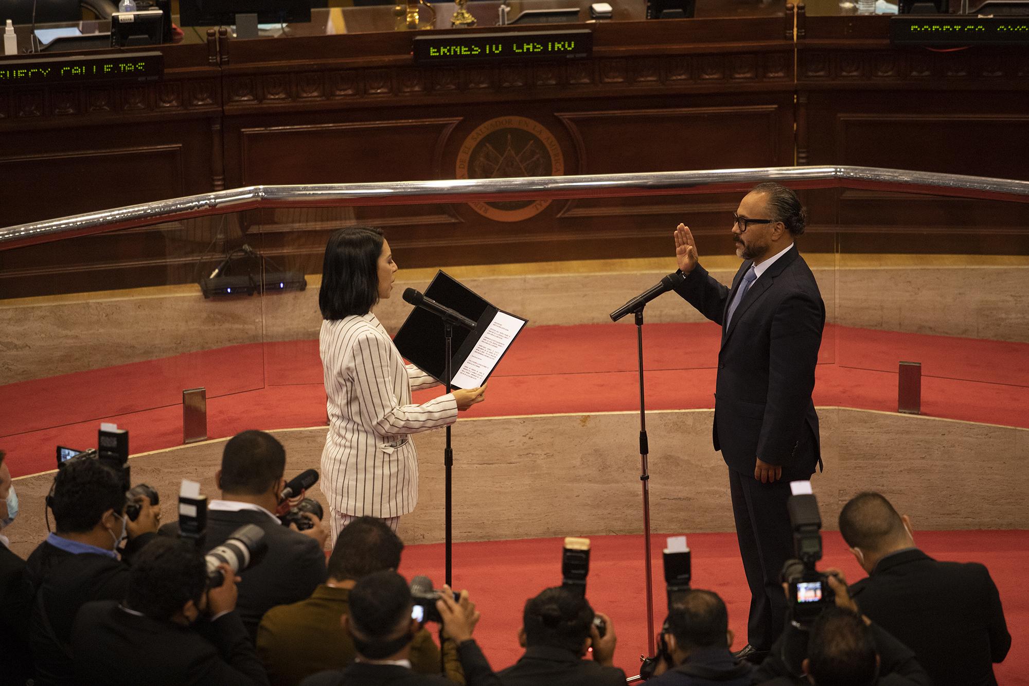 Suecy Callejas swore in Nuevas Ideas deputy Ernesto Castro as the new president of the Assembly. The Assembly’s executive committee was divvied up between Nuevas Ideas and its allies. Photo: Carlos Barrera/El Faro