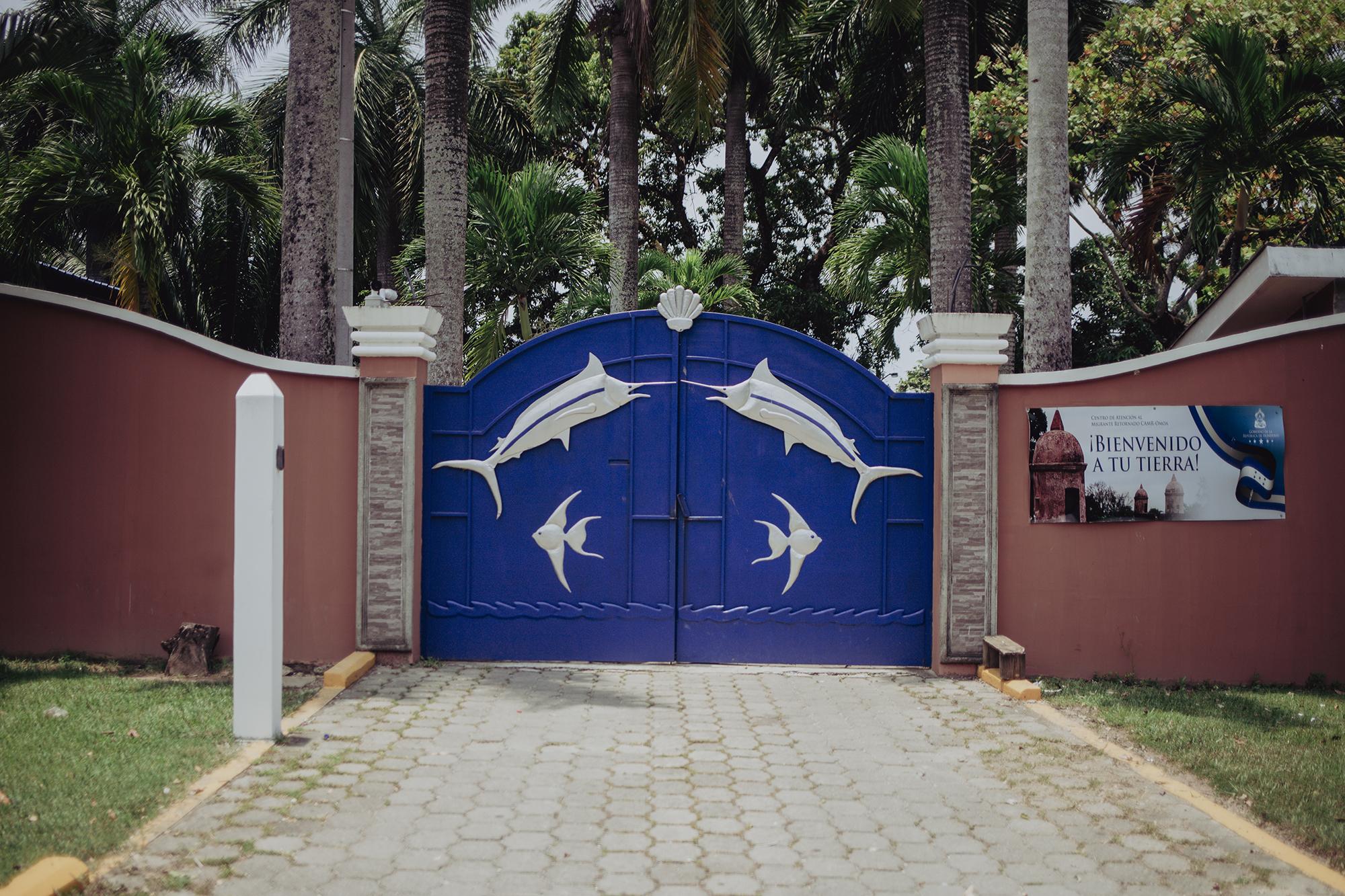 The Returning Migrant Center in the coastal municipality of Omoa, Honduras. According to official government data, 12,225 people have been deported here by land as of the end of April. Photo: Carlos Barrera/El Faro