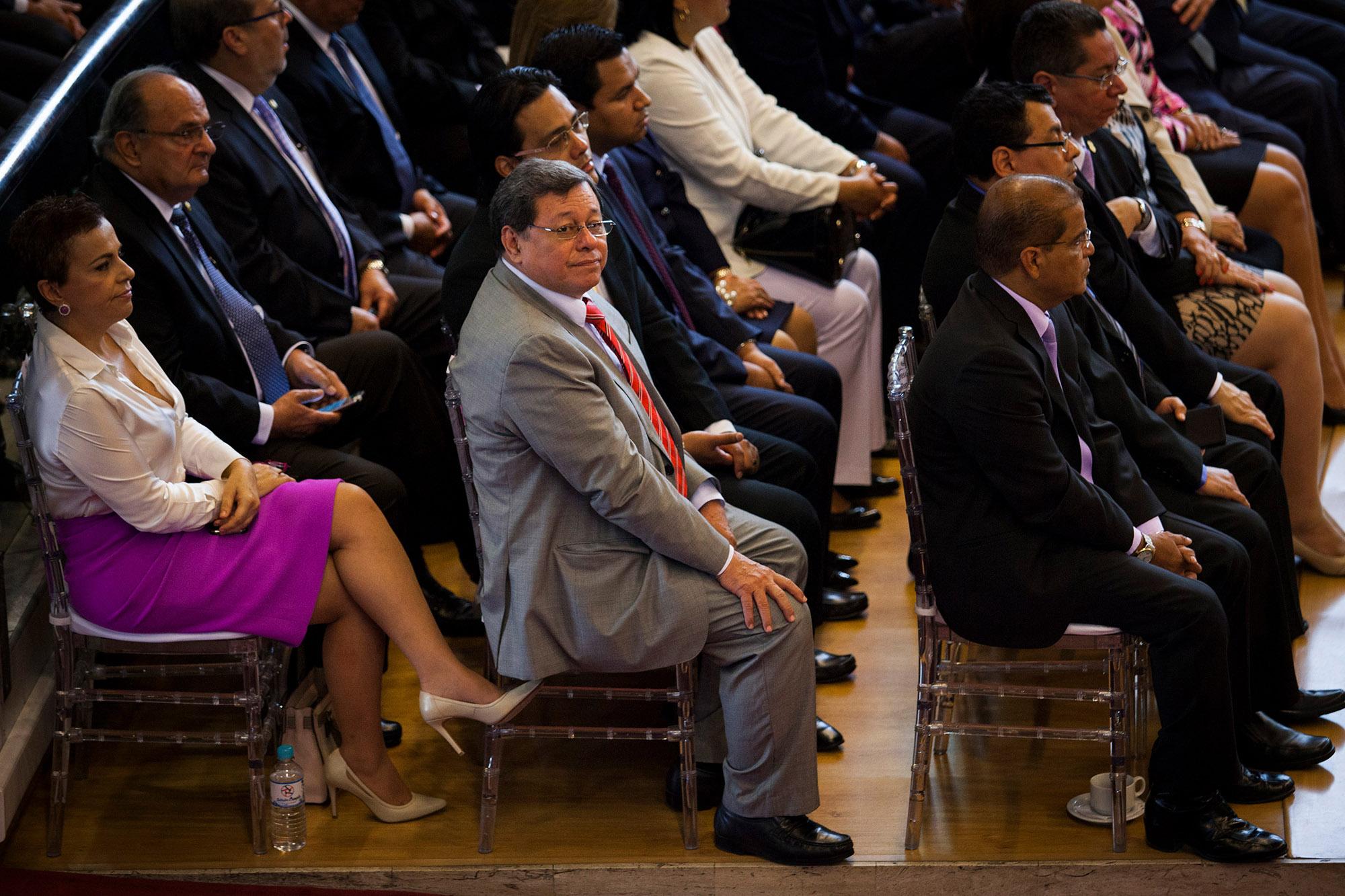 José Luis Merino, center, alongside the FMLN cabinet in November 2016, during the swearing-in of Guillermo Gallegos as president of the Assembly. Photo: Víctor Peña/El Faro