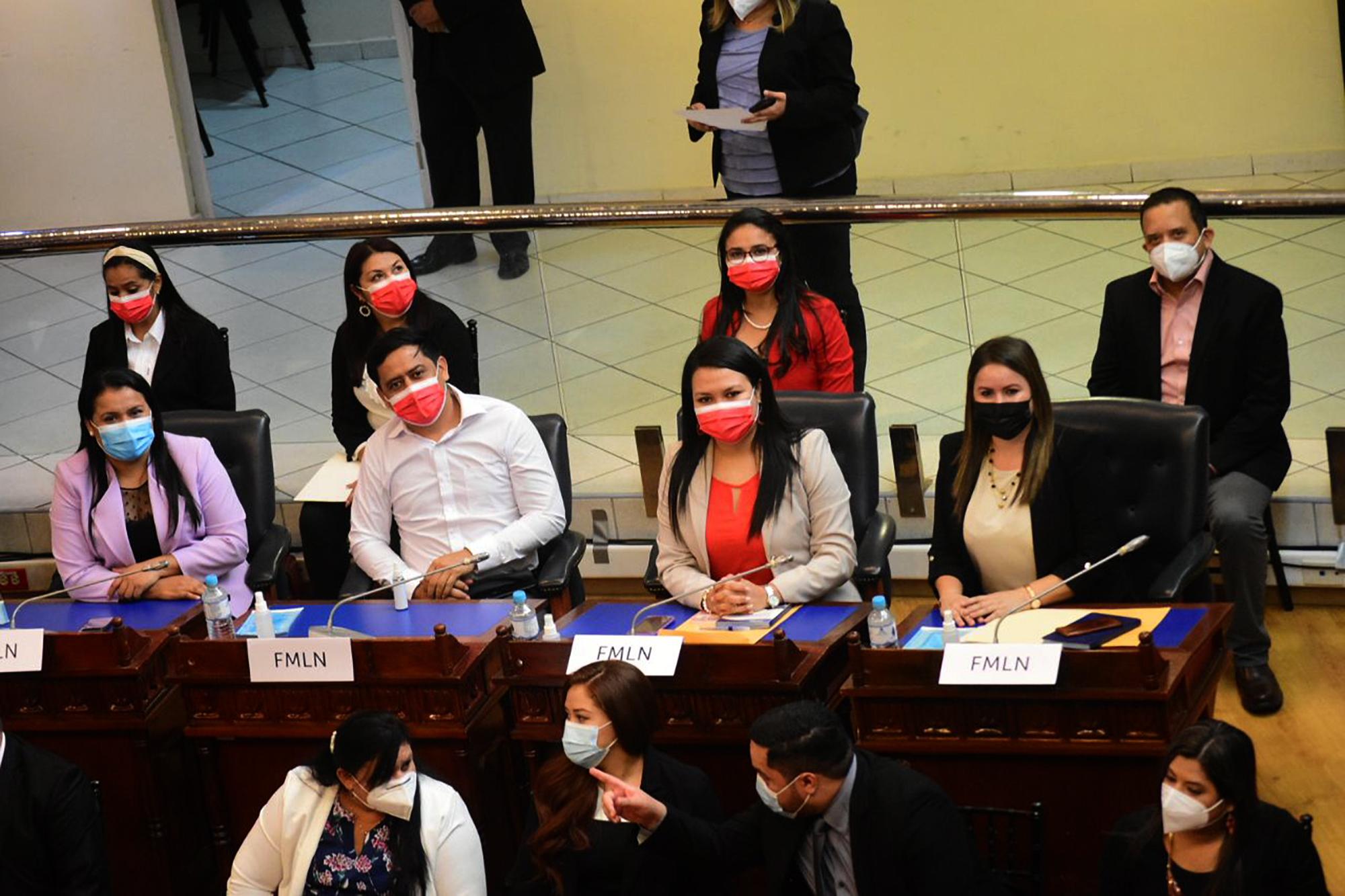 La actual bancada del FMLN. De izquierda a derecha: Marleni Funes, Jaime Guevara, Anabel Belloso y Dina Argueta. Foto: redes sociales de la diputada Marleni Funes. 
