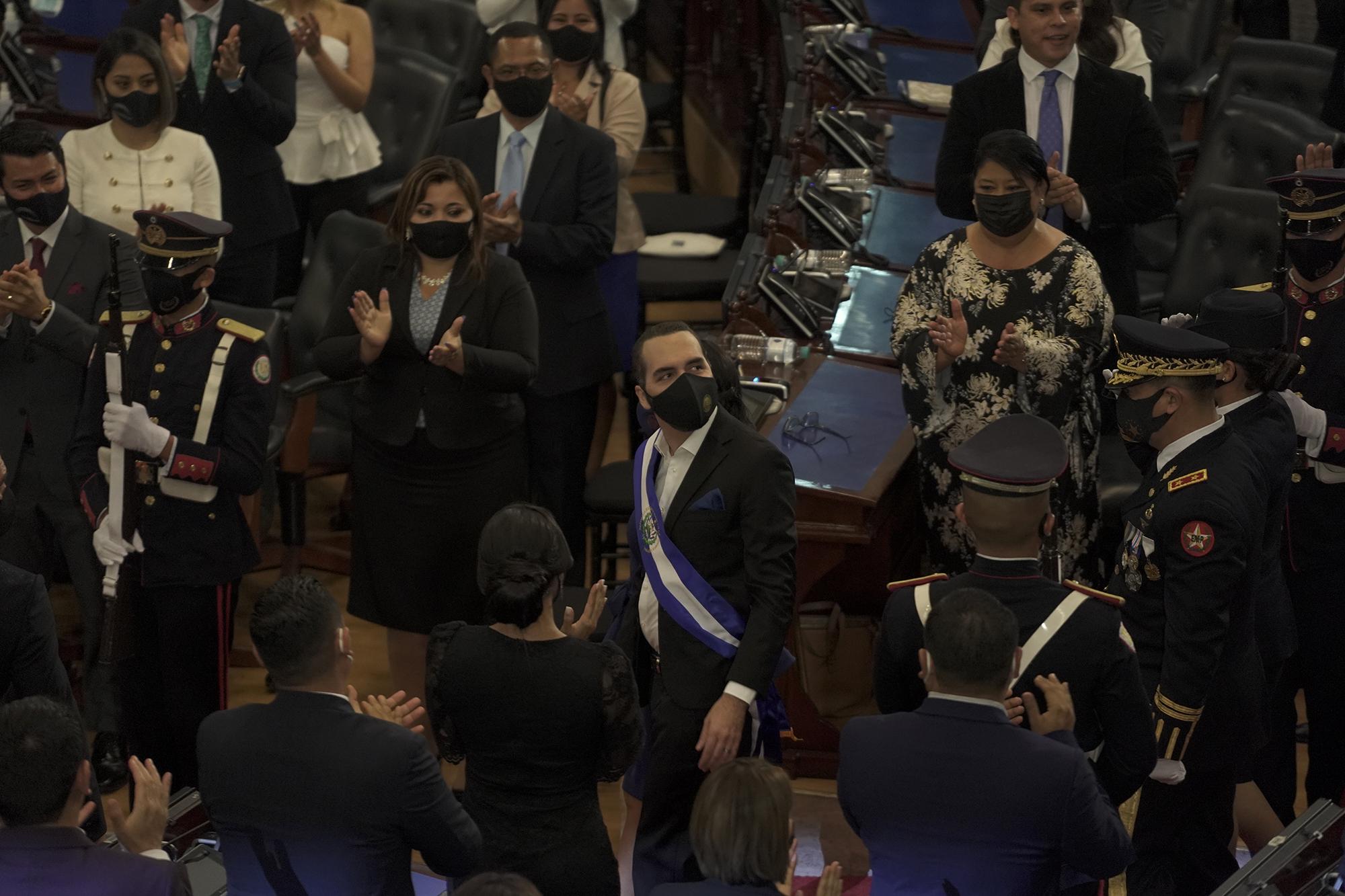 Nayib Bukele hace su ingreso al Salón Azul de la Asamblea Legislativa, para su rendición de cuentas del segundo año de gobierno. Foto de El Faro: Víctor Peña. 