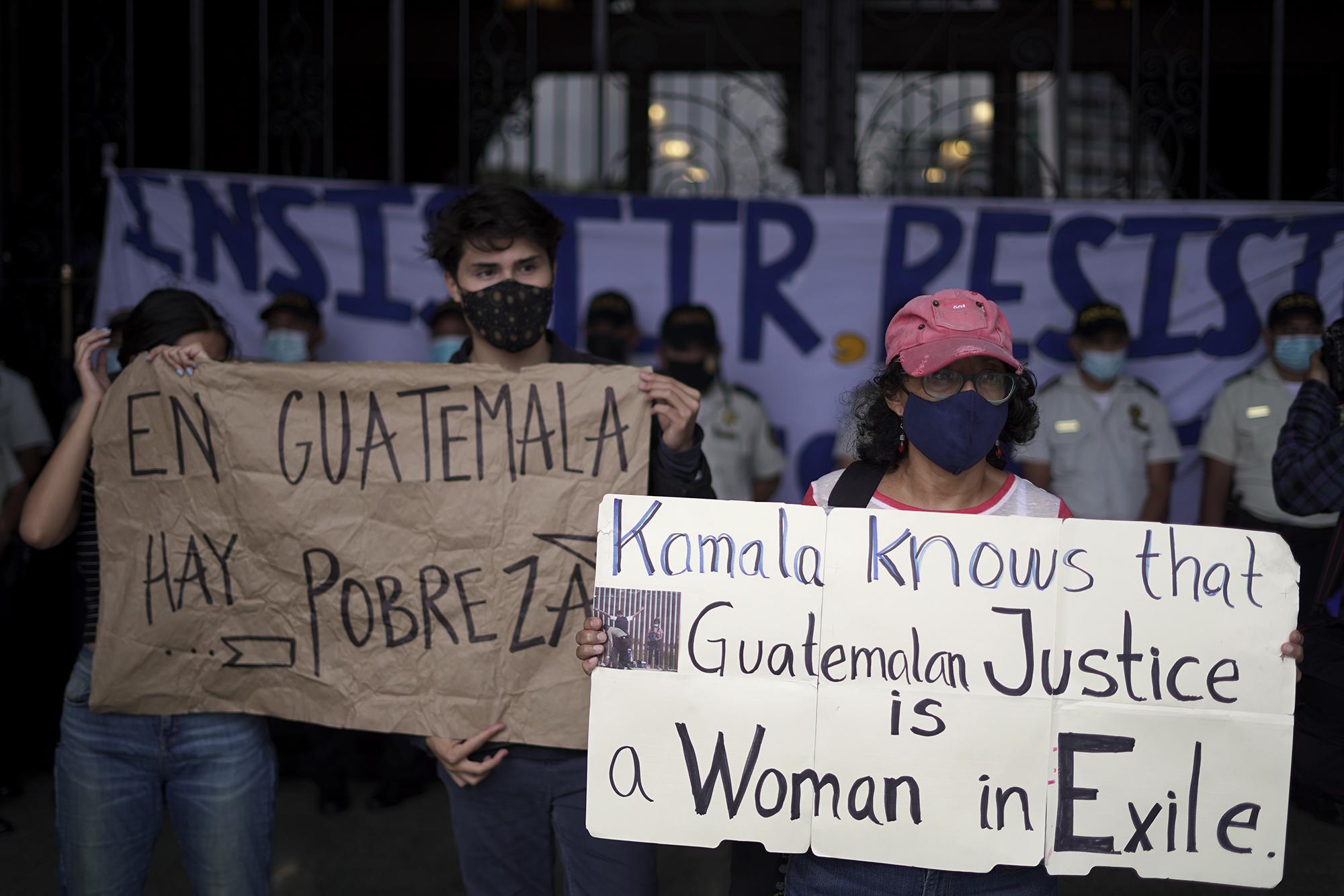 Después de la reunión bilateral de Harris y Giammattei, miembros de la sociedad civil de Guatemala, protestaron con carteles y consignas, en contra del discurso del presidente guatemalteco hacia la vicepresidenta de Estados Unidos. Foto de El Faro: Víctor Peña. 