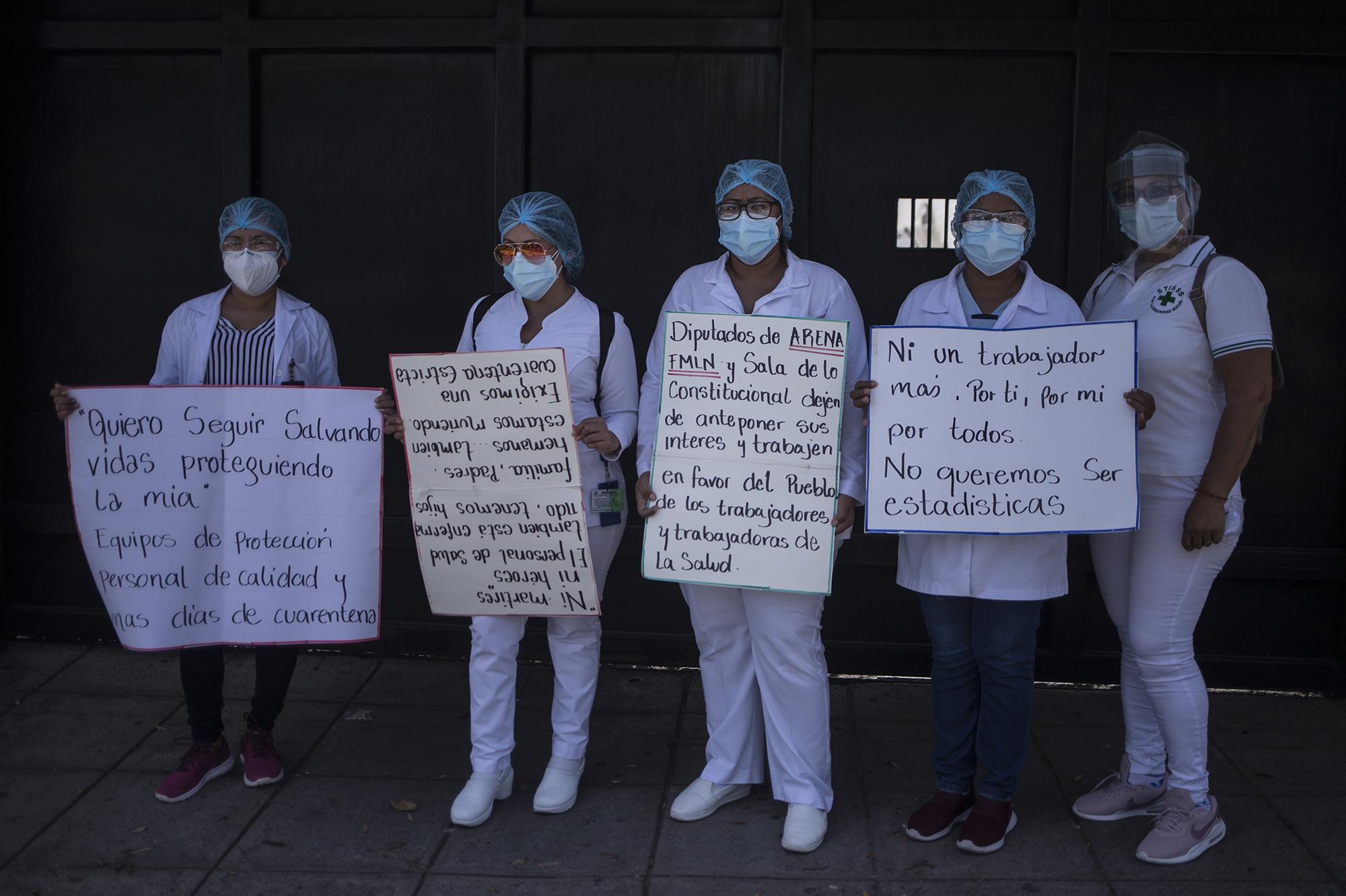 Trabajadores de la salud protestaron frente a la Asamblea Legislativa, el 16 de julio de 2020. La medida fue organizada por el Sindicato de Trabajadores del Instituto Salvadoreño del Seguro Social (STISSS) para reclamar al Órgano Legislativo y Judicial, no así al Ejecutivo. Foto de El Faro: Víctor Peña.