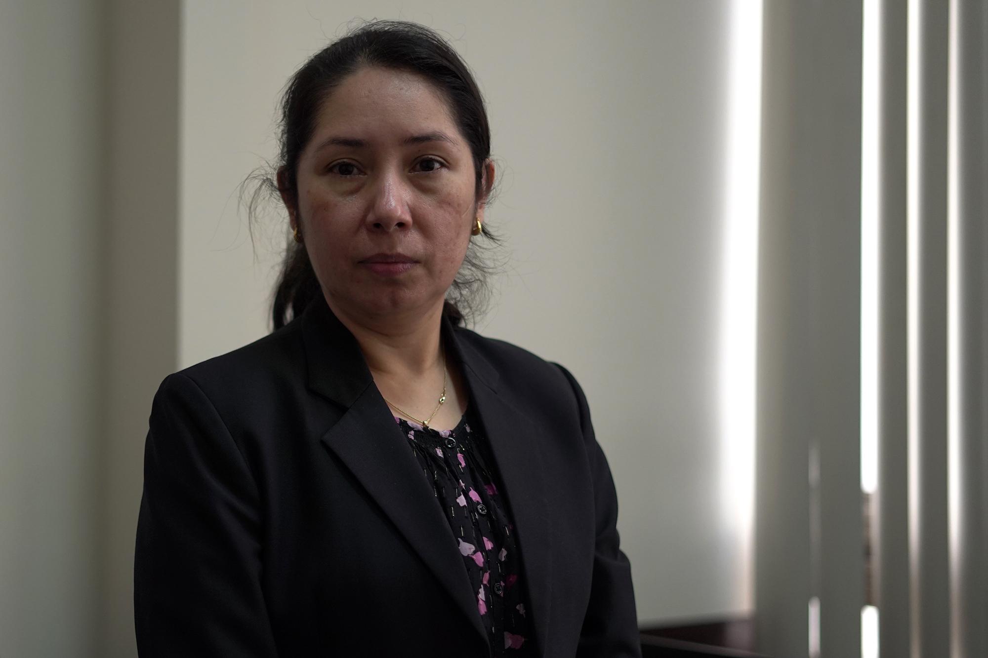 Judge Erika Aifán in her office at Guatemala City’s Palace of Justice during an interview with El Faro on June 11, 2021. Aifán is a high-risk judge, and she monitors corruption and organized crime cases. She has protective measures issued by the IACHR because of the threats she has faced since 2006, when she was assigned to the city of Jutiapa, one of the most dangerous in the country. Photo: Víctor Peña/El Faro